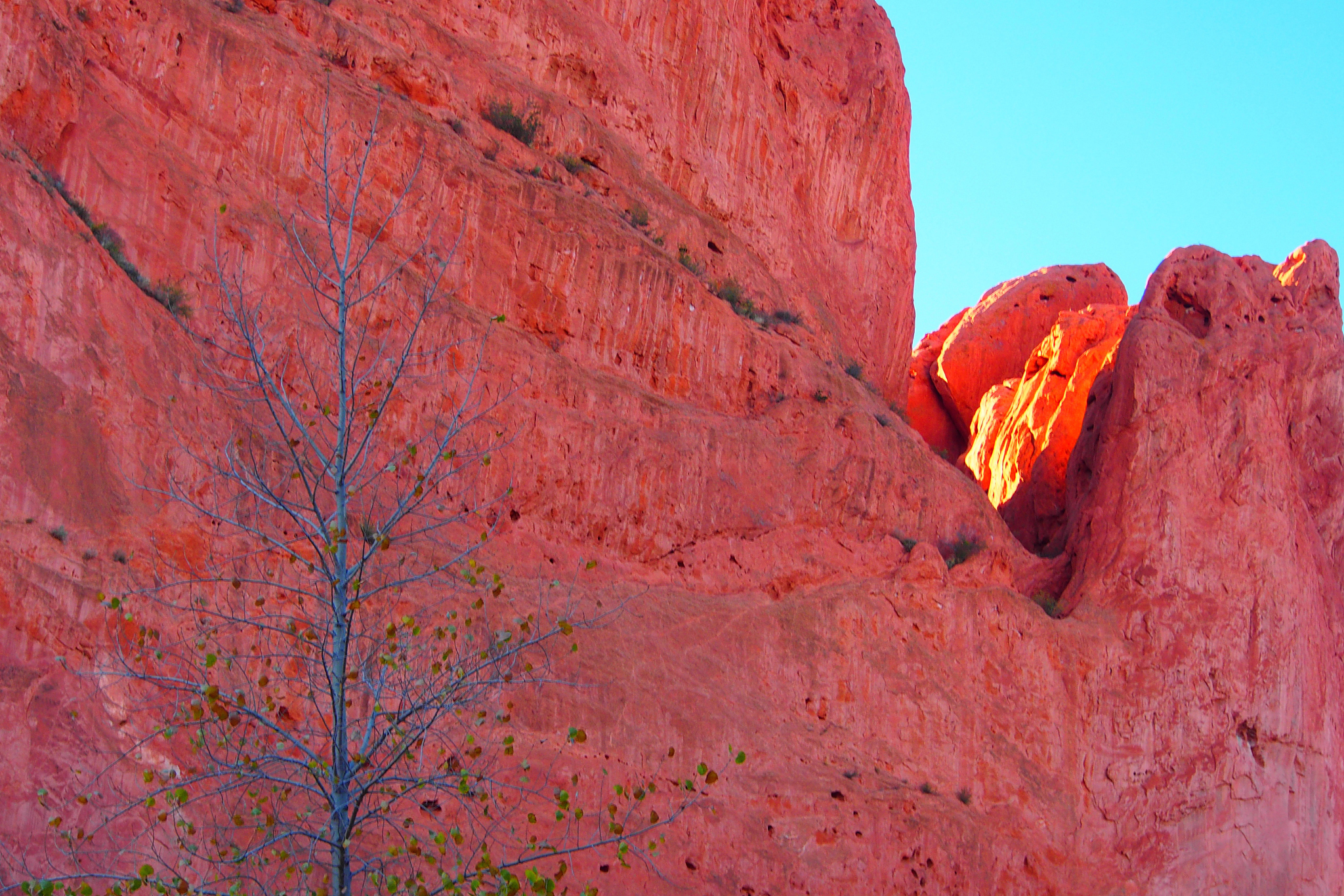 公园内有红石山,听泉,望江亭等景点,还有红石碑和红石博物馆等人文