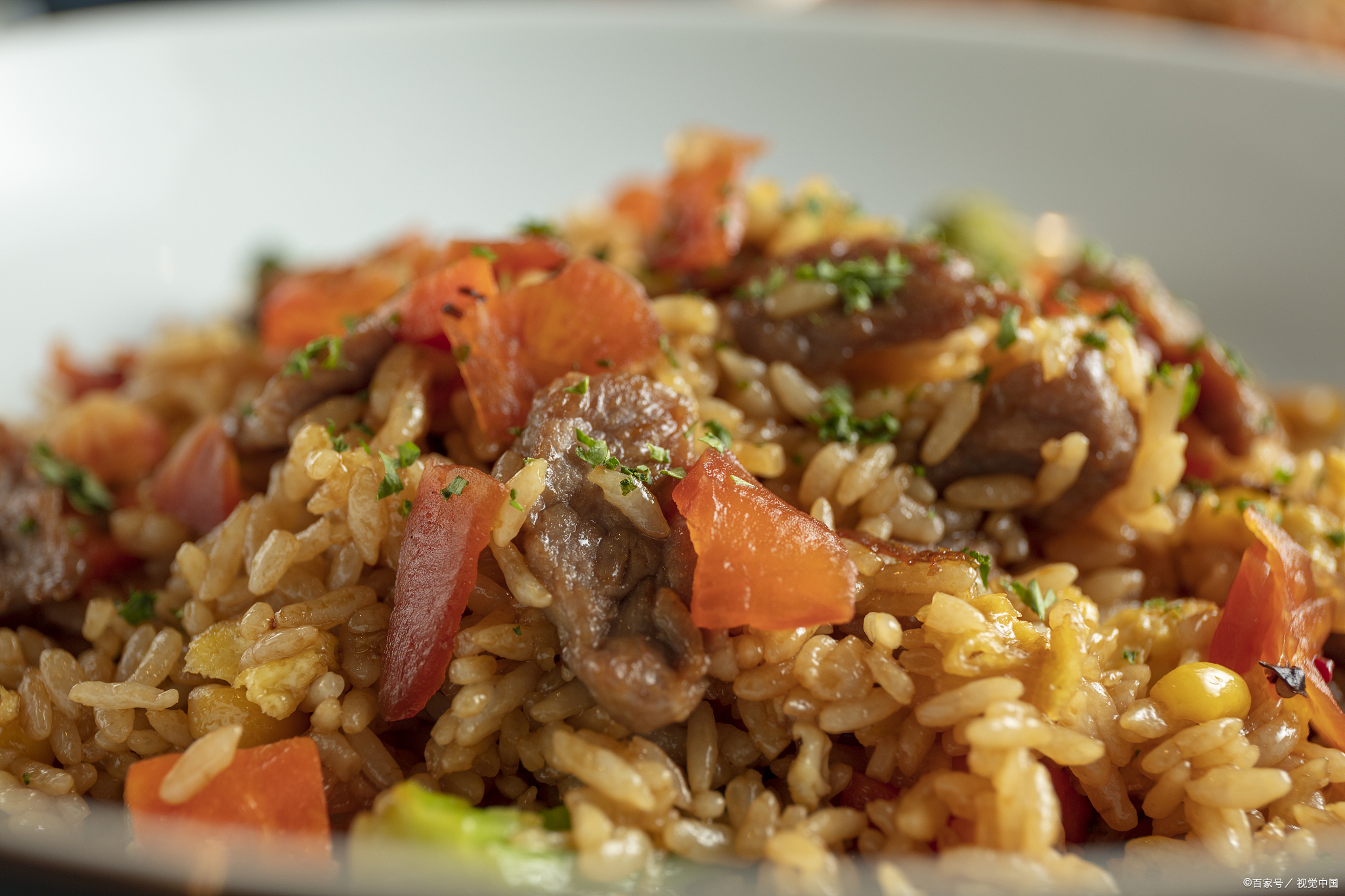 知识创作挑战赛# 新疆的年味--羊肉抓饭 羊肉抓饭是新疆逢年过节辈换