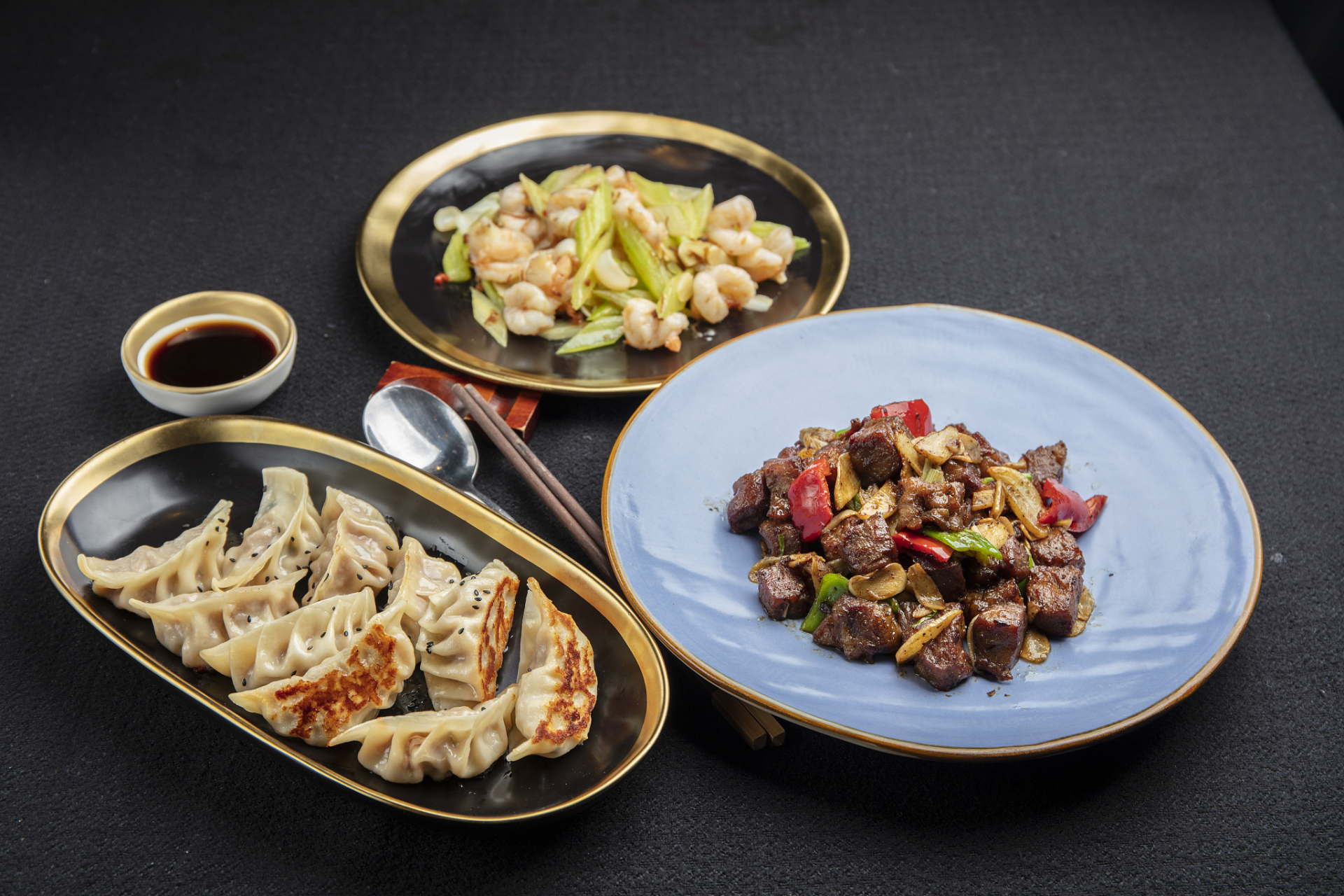 中式美食的特点在于其种类繁多,口味千变万化.