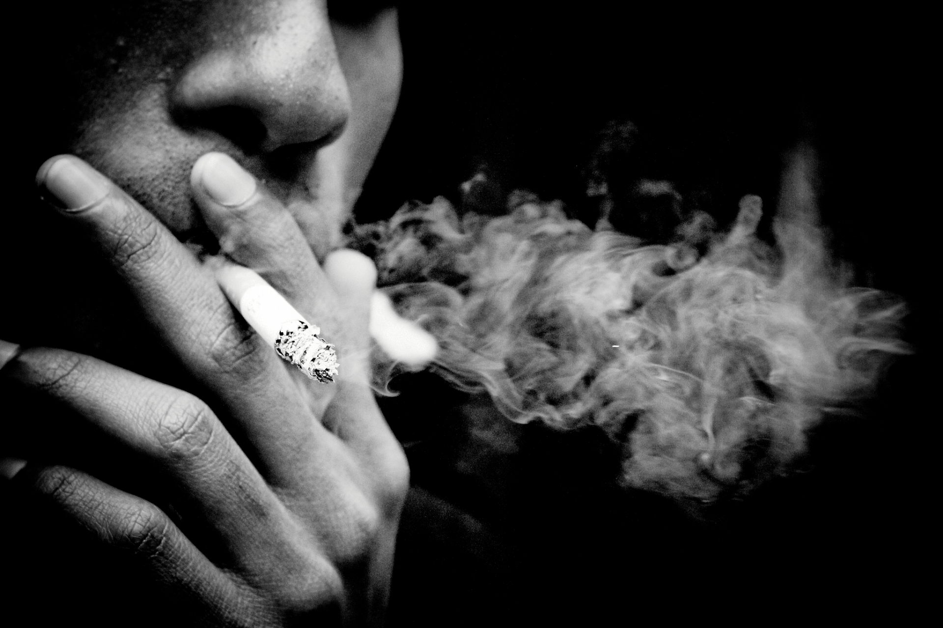 统计数据表明,我国吸烟人数高达3亿,其中成年男性占比