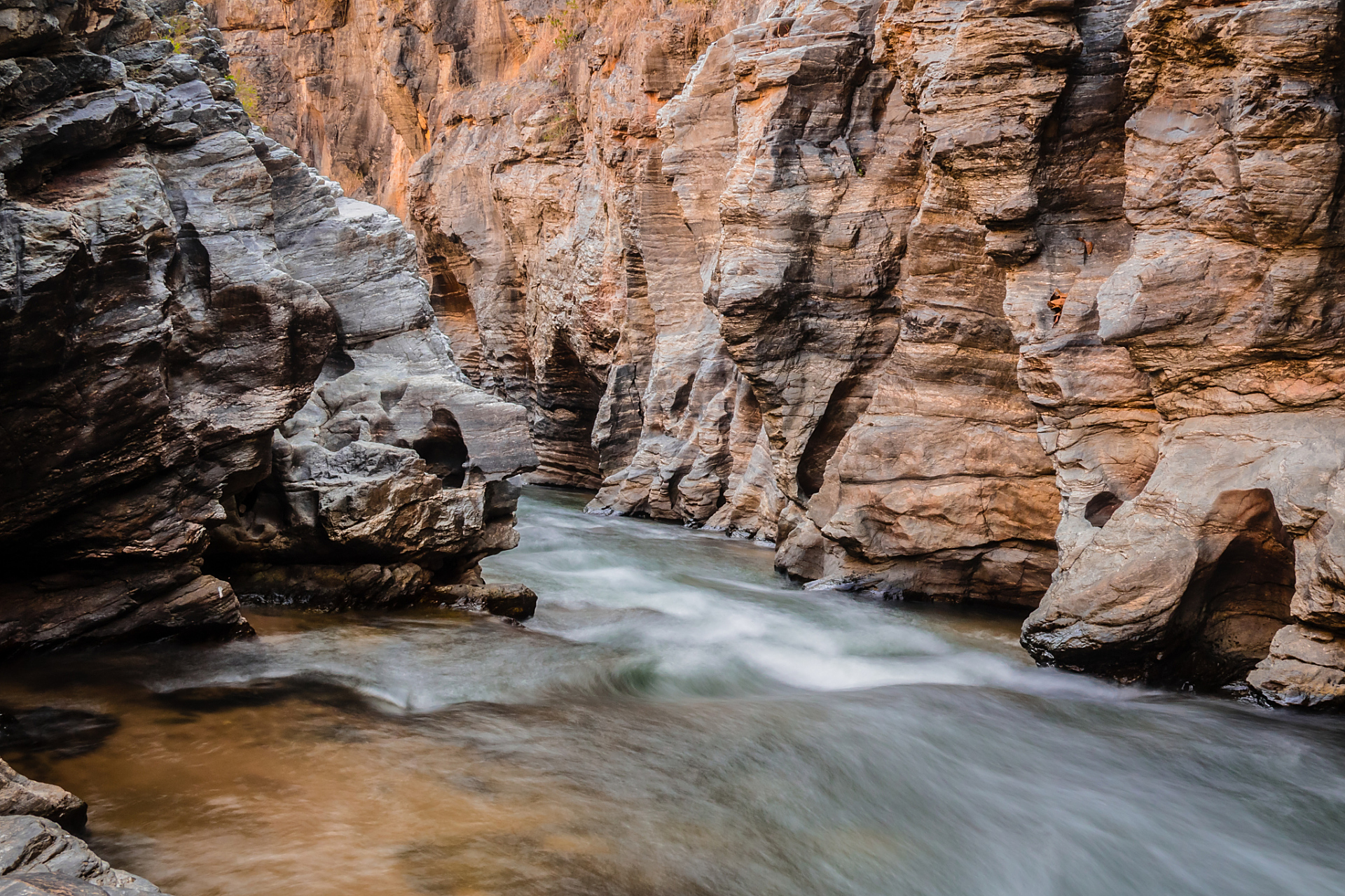 它西距昭陵3km,东南距泾阳县城16km,关中环线公路近在咫尺,是镶嵌在