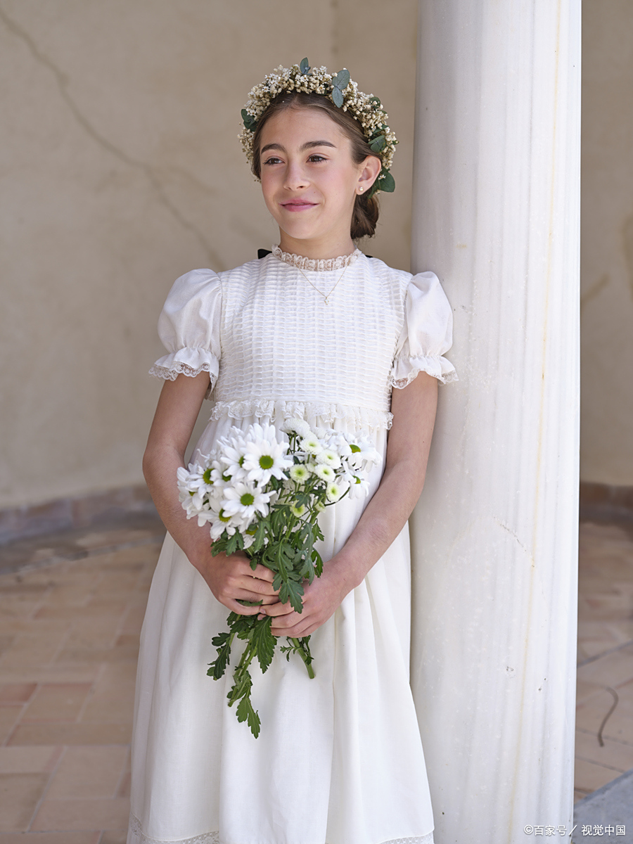 只要掌握几个小技巧,就能轻松拍出氛围感满满的手捧鲜花拍照姿势抱花