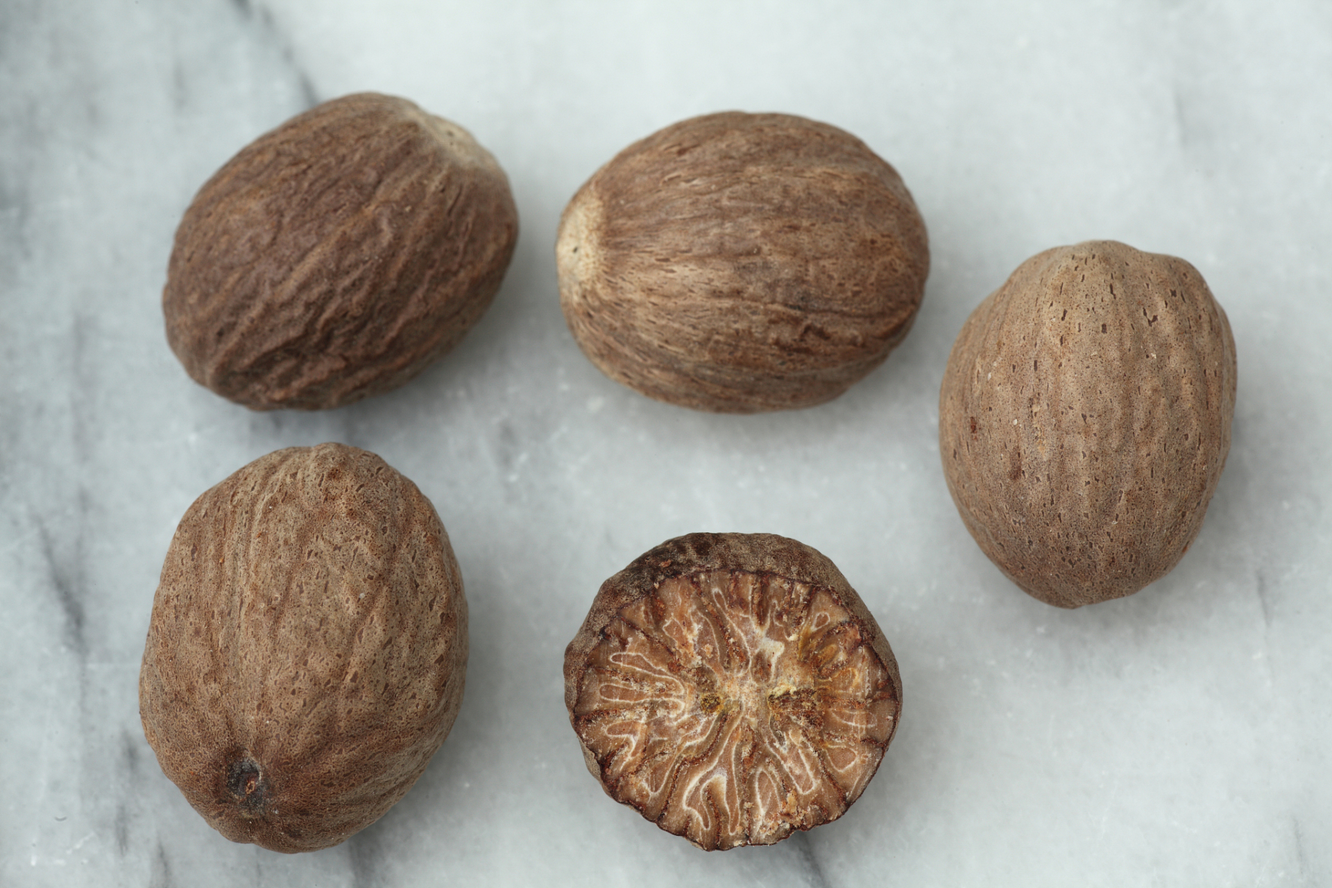 正确使用肉蔻的方法包括选择优质肉蔻,妥善储存,适量使用等.