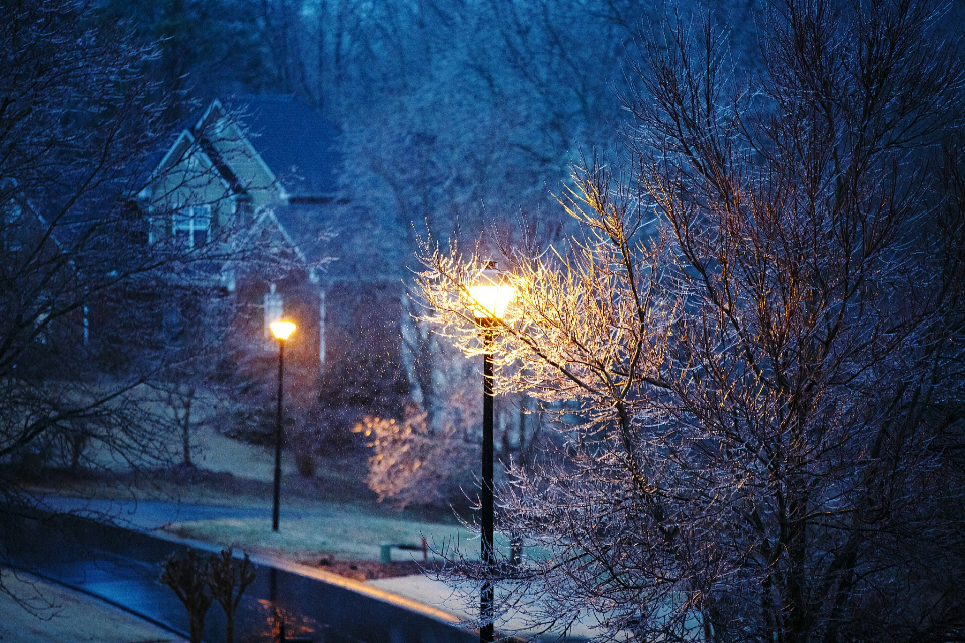 大雪的夜景如何借助光线拍摄得更加唯美?