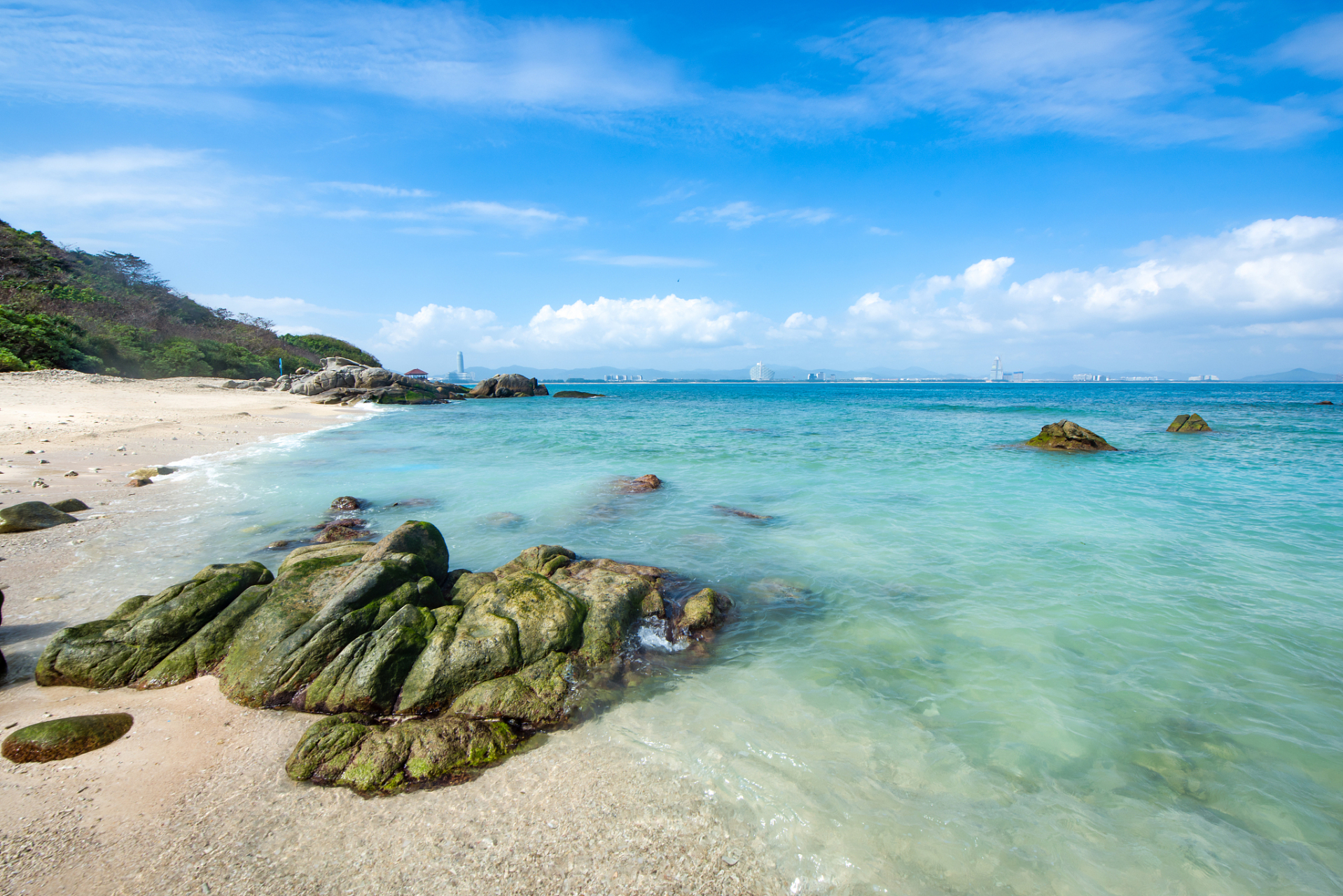 据史书记载,西岛的由来可以追溯到古代神话传说.