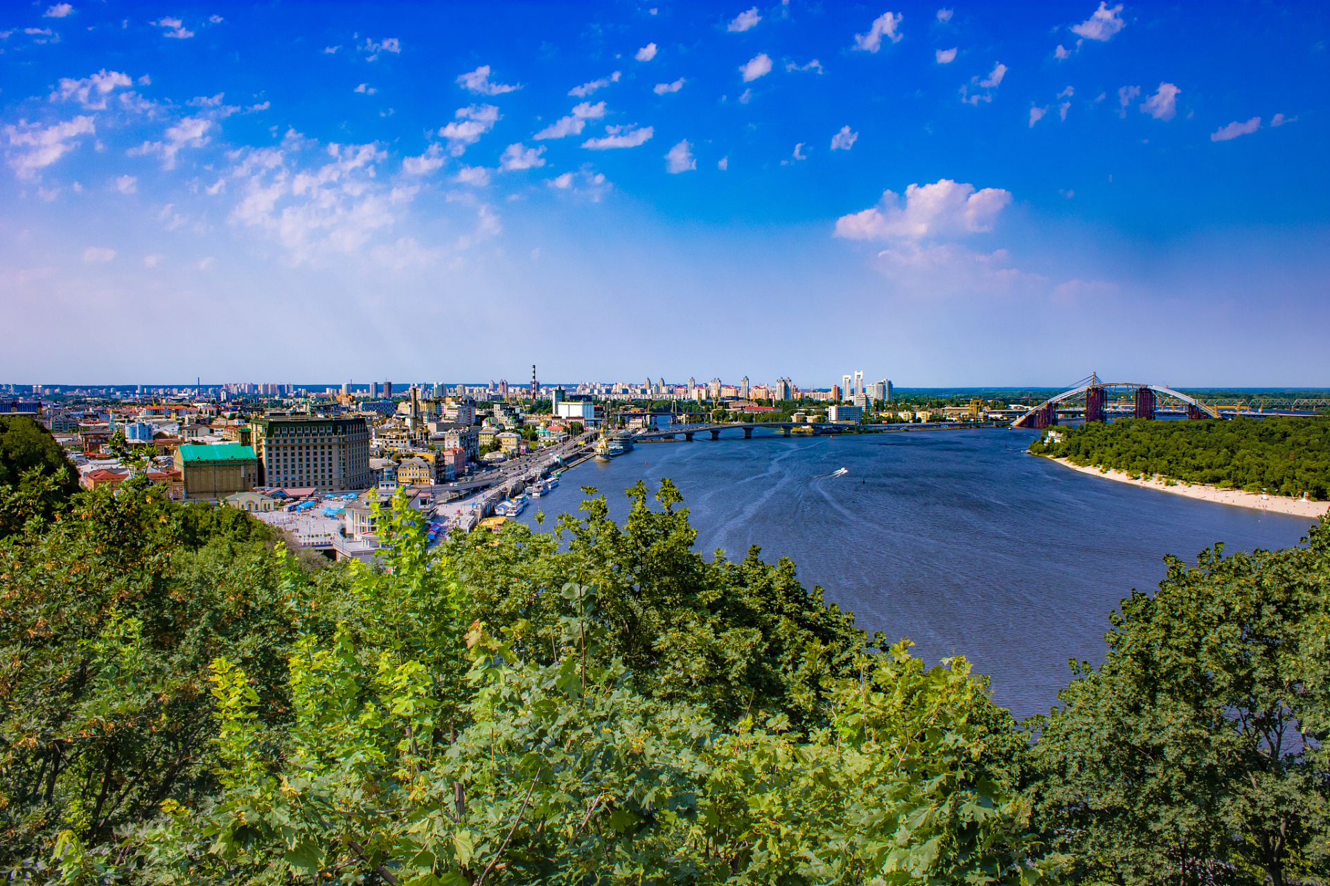 江苏海门,位于江苏省南通市东南部,是长江三角洲地区的重要城市之一.
