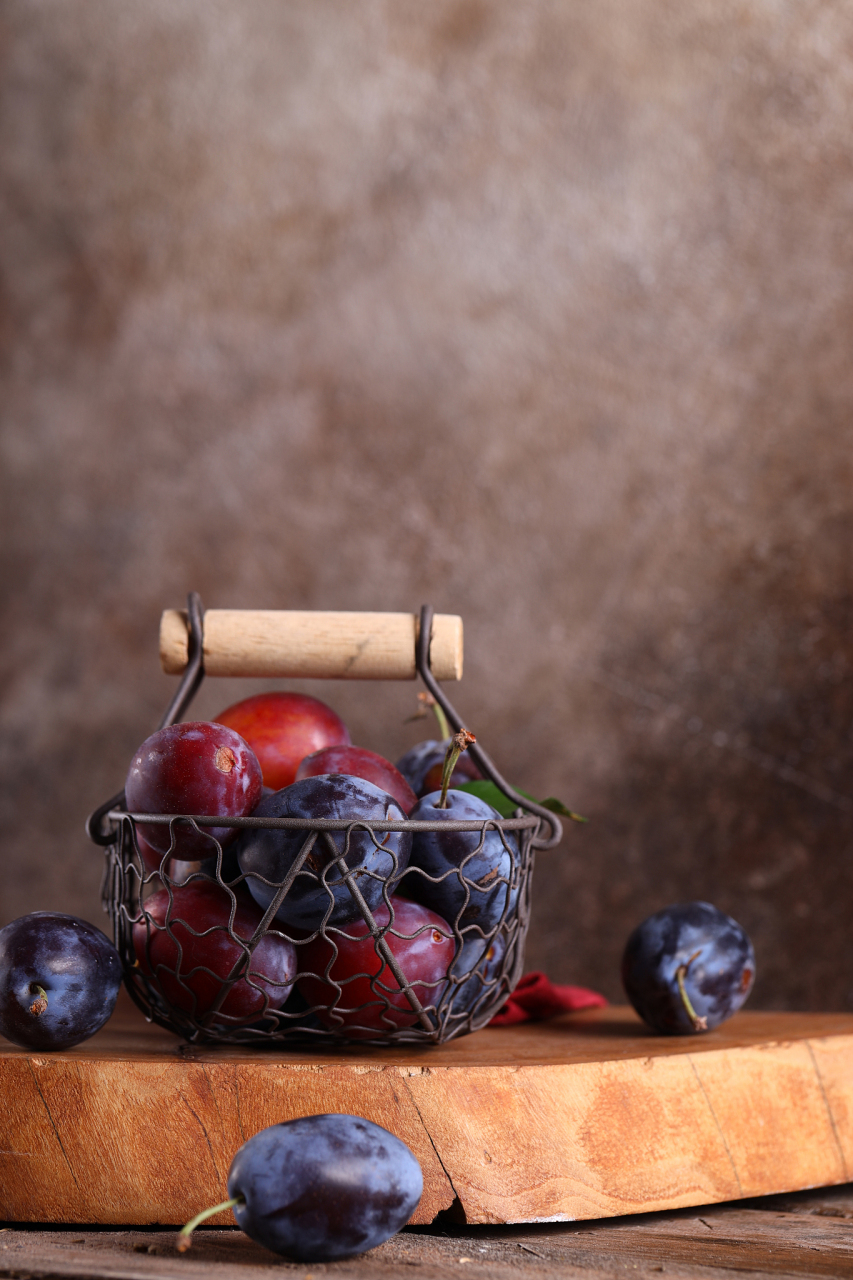 它通常涉及到拍摄各种不同类型的物体,如花朵,食物,餐具,工艺品,家具