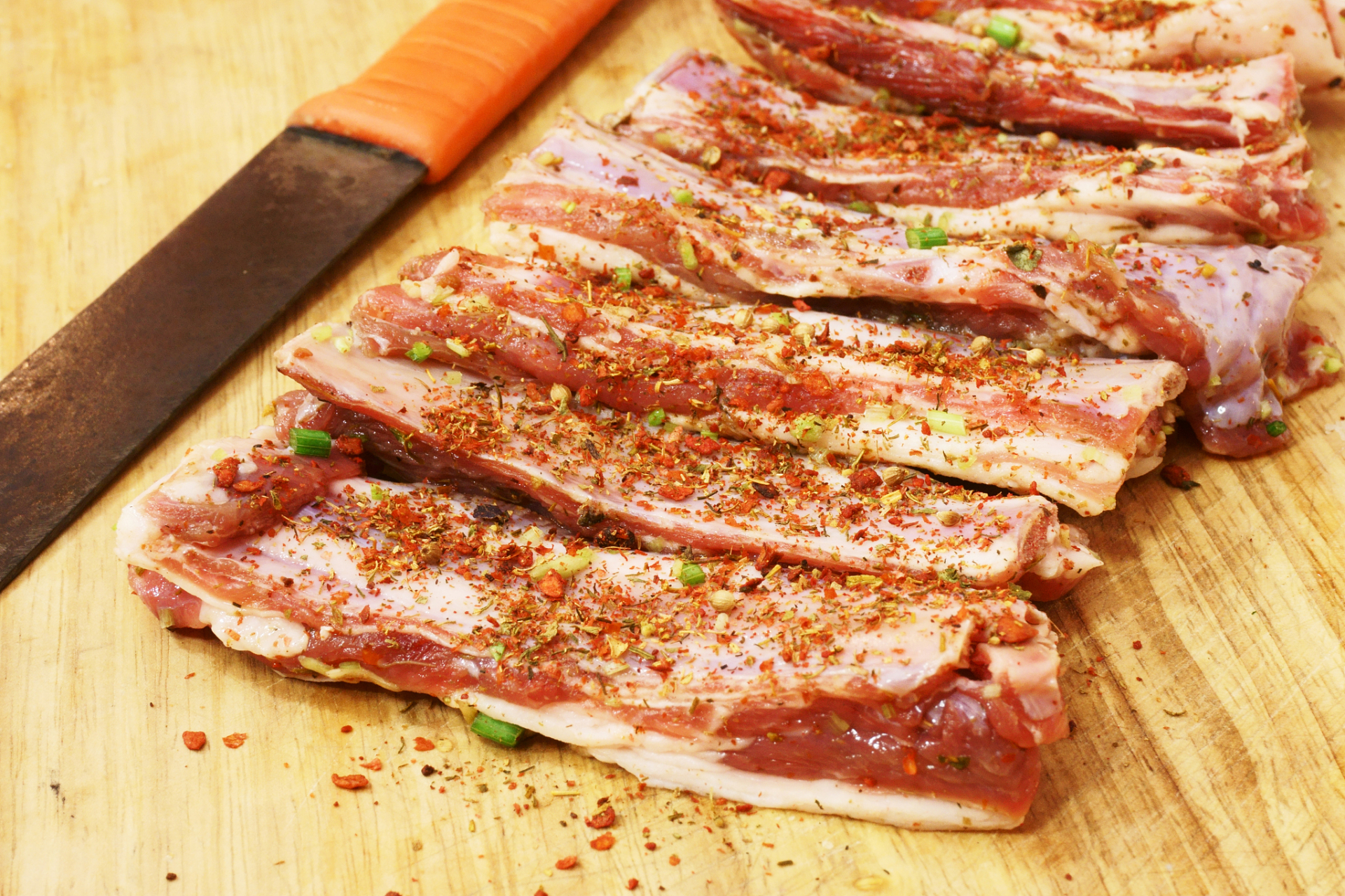 在闲暇的周末,一份热气腾腾的烤肉排绝对是最佳的温暖伴侣.