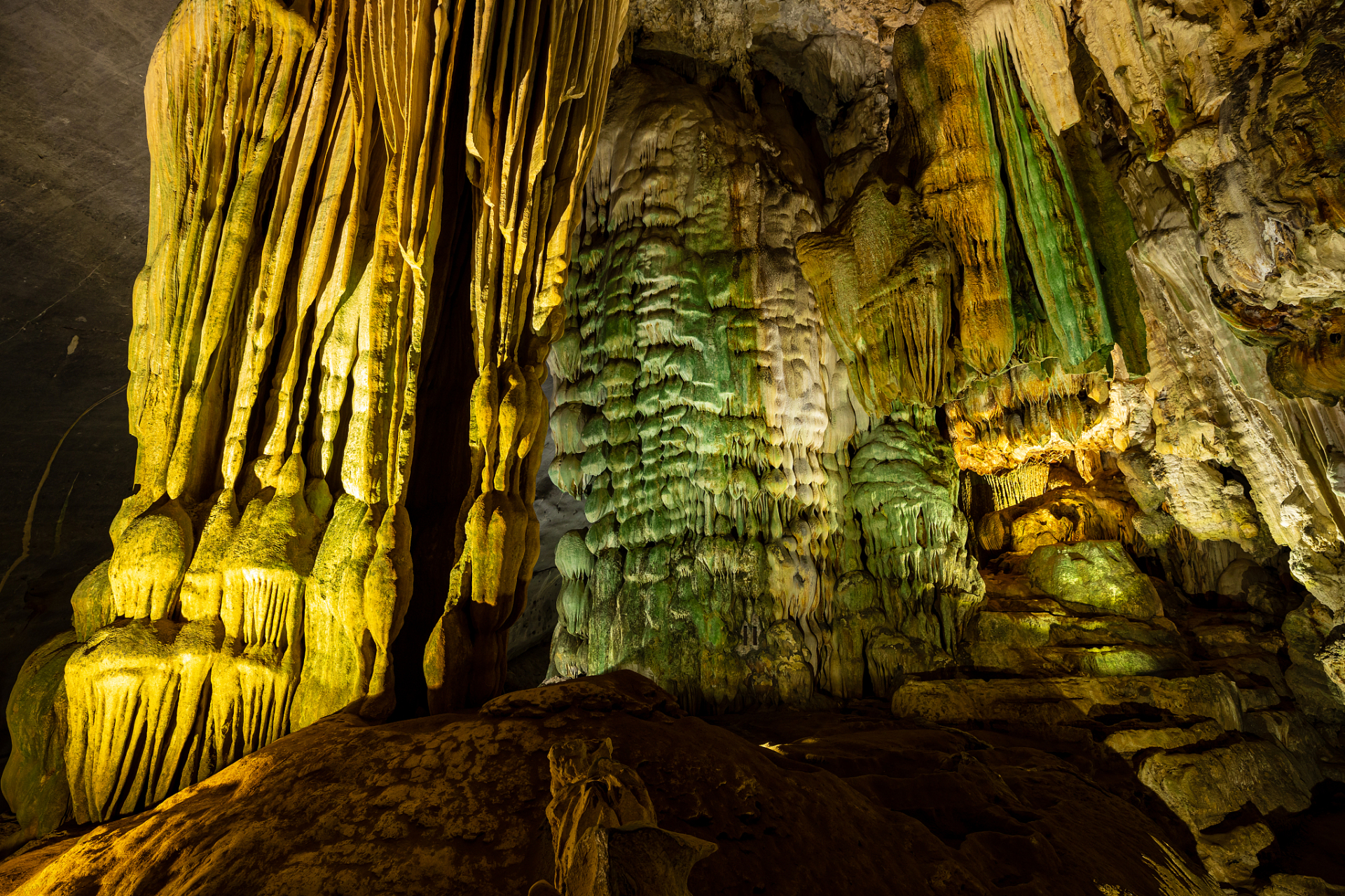 恩施黄金洞是一座以科学和美学相结合的溶洞,是湖北省恩施土家族苗族