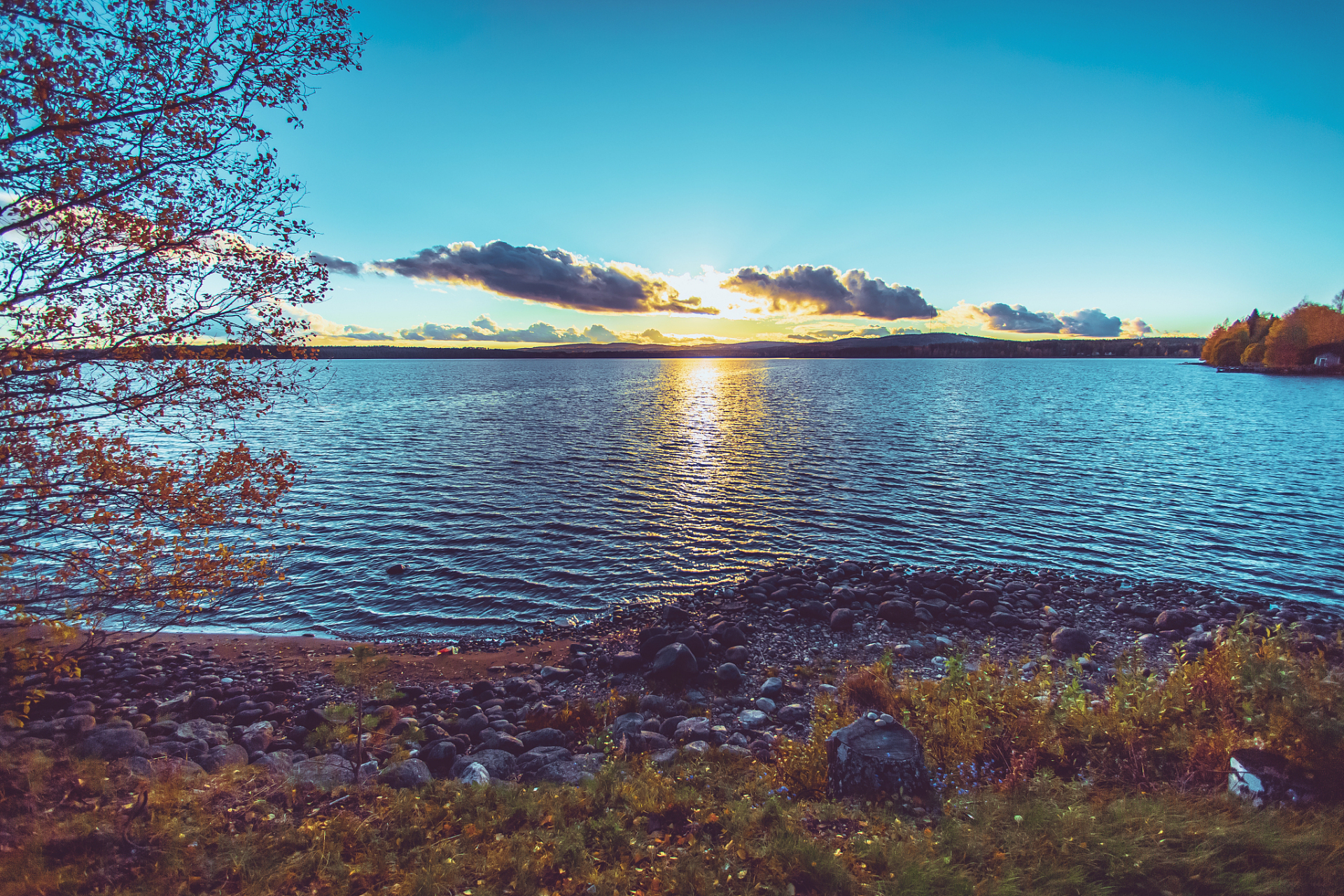 贝加尔湖是世界上最深,最古老的湖,被誉为"西伯利亚的蓝眼睛".