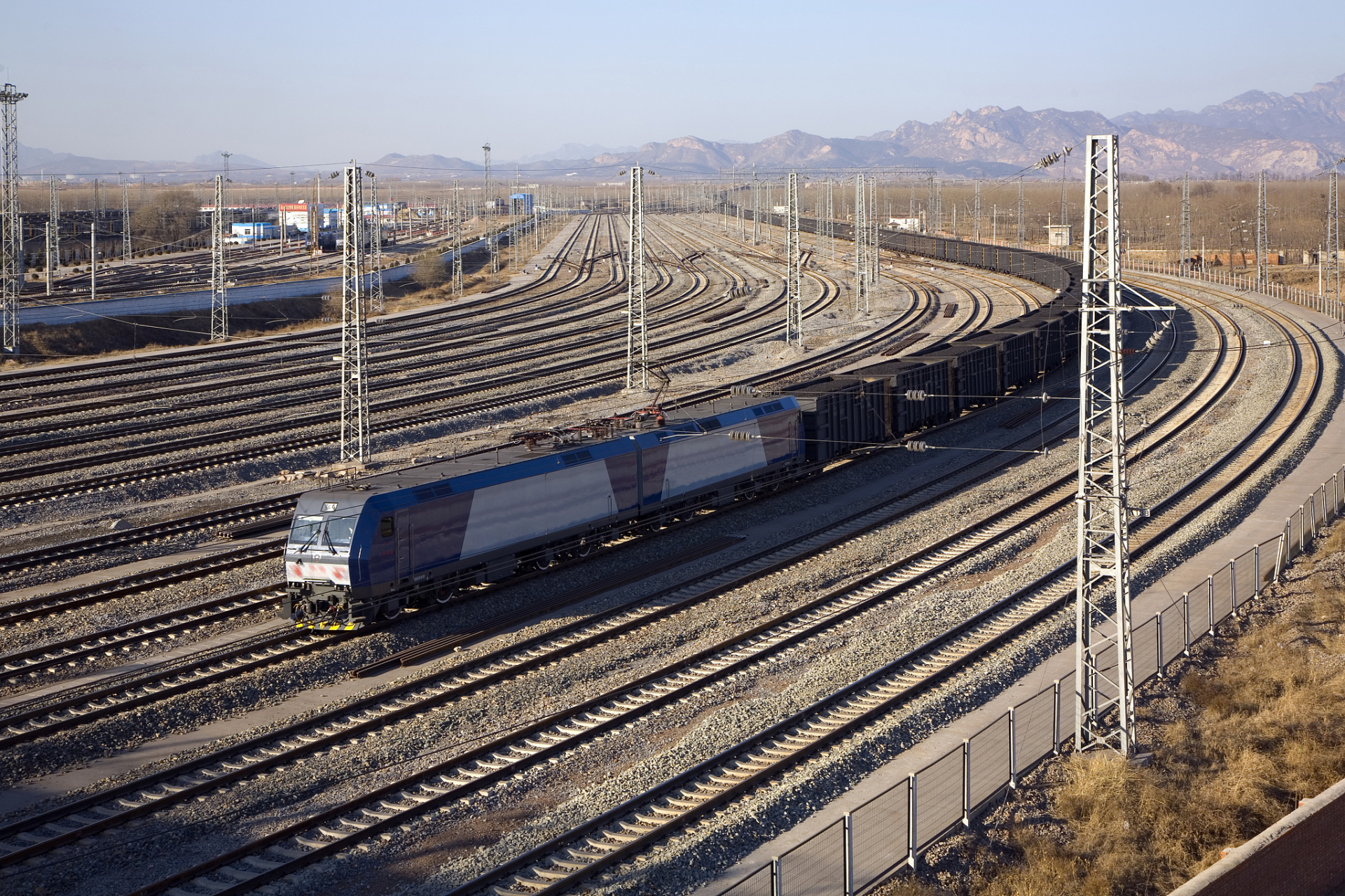 北京,济南,武汉等局与港口紧密合作,满足疏运和用粮需求.