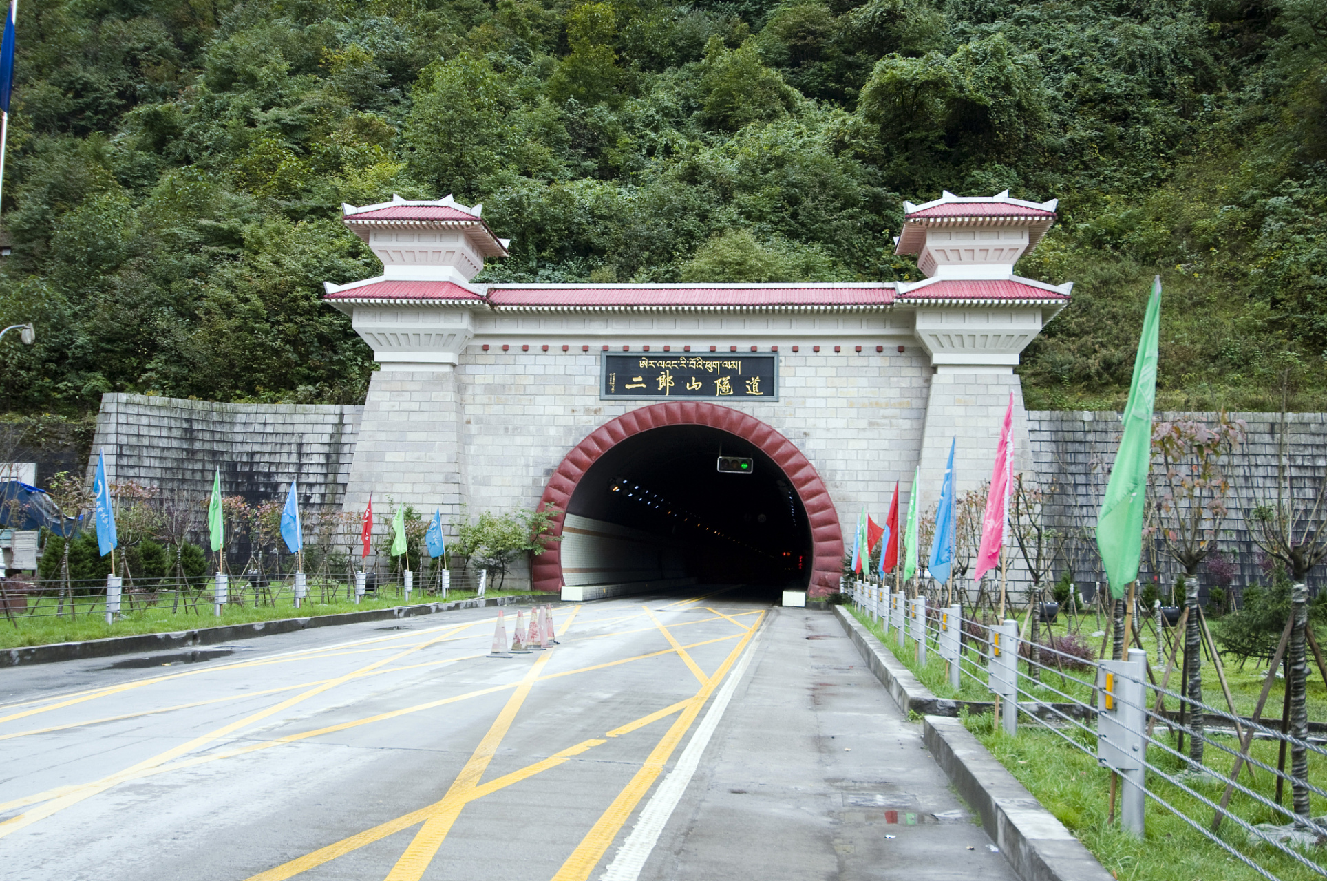 泸定隧道图片