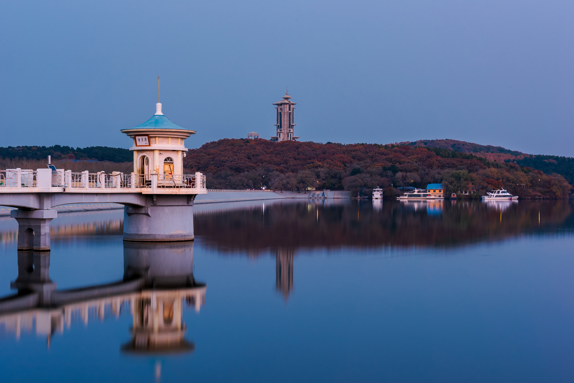 碧松净月塔楼位于观潭山上,是净月潭国家森林公园的标志性建筑,塔高