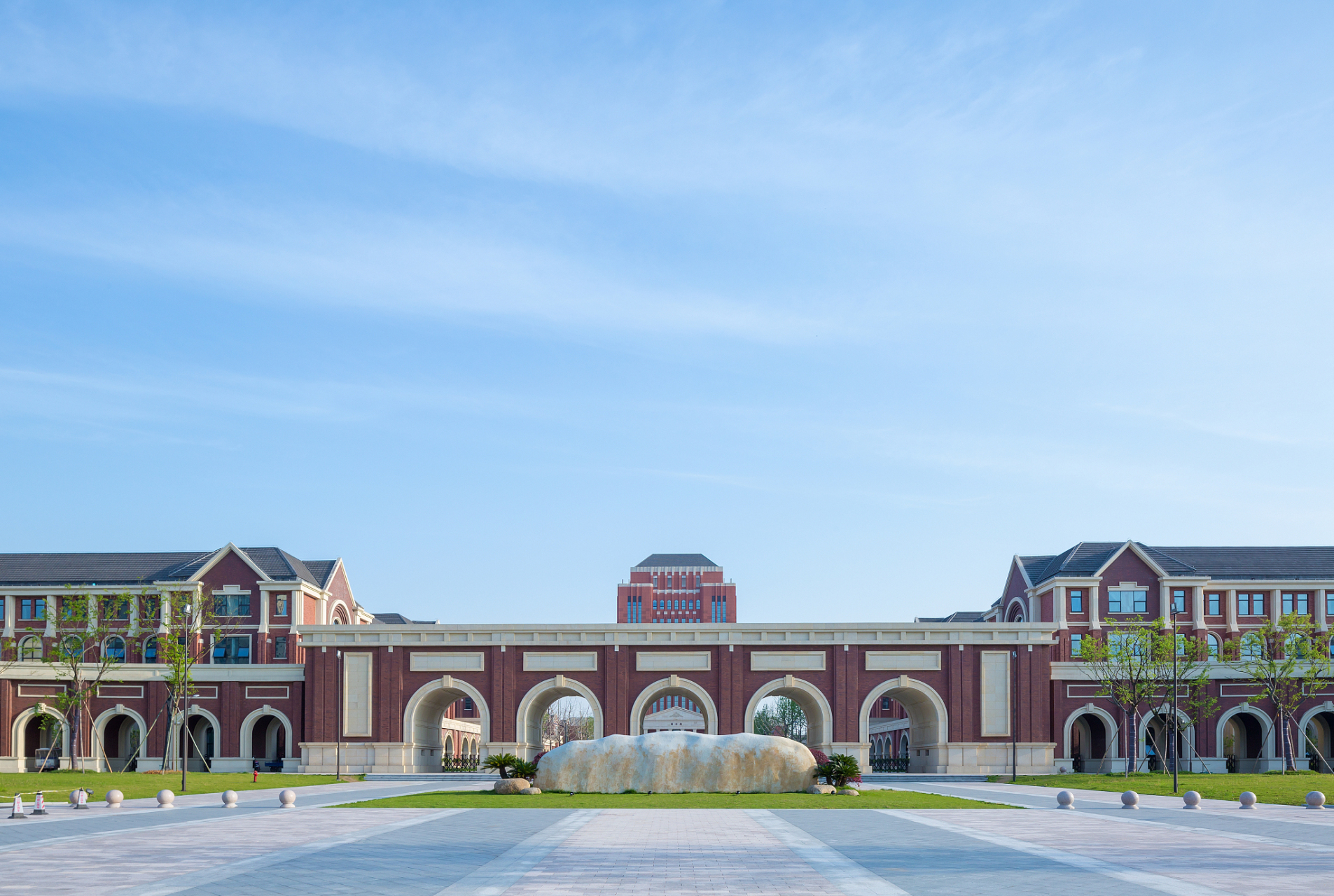 天津外国语大学是天津市一所主要外语语种齐全,文学,经济学,管理学