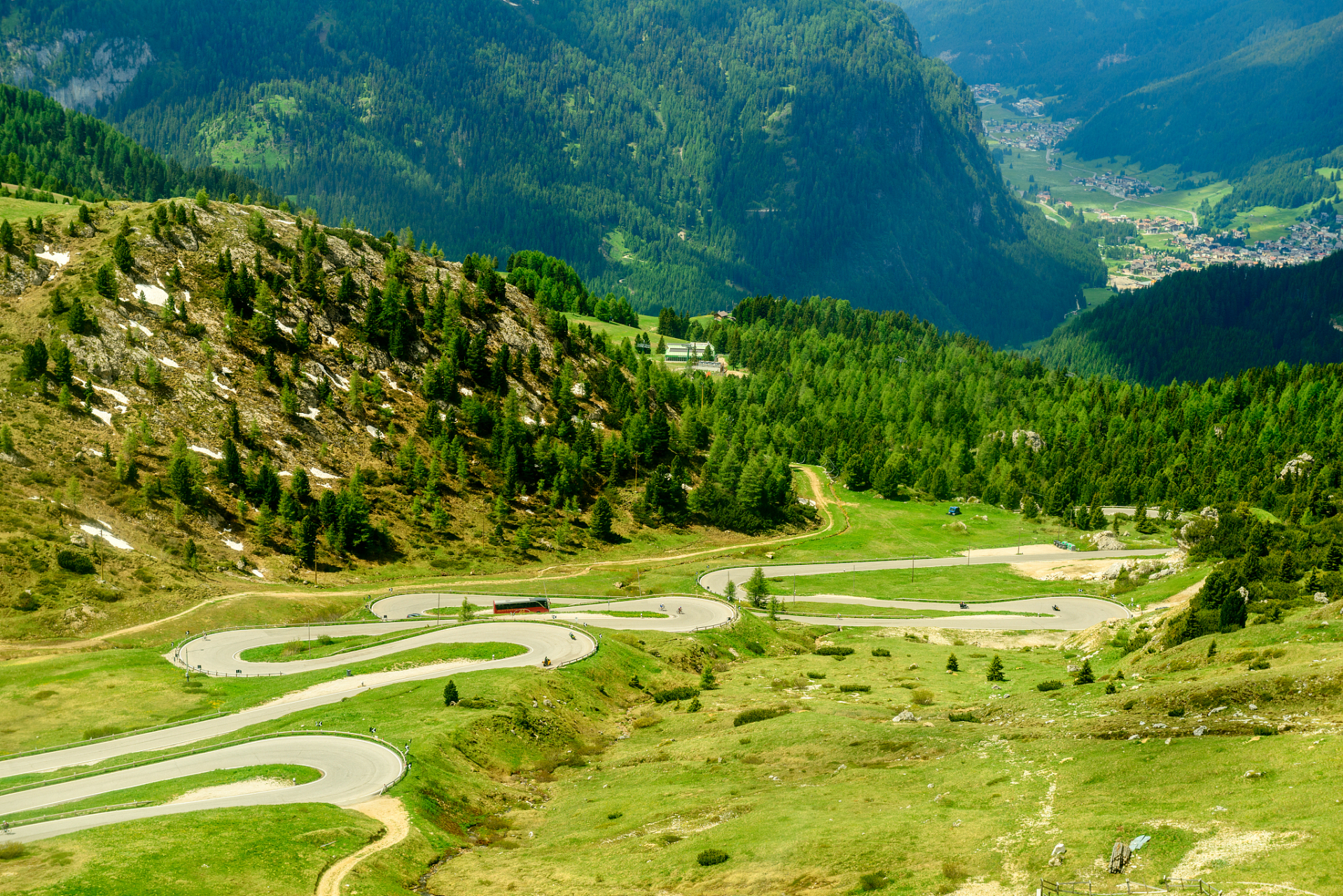 奇遇那拉提#那拉提盘龙古道位于新疆喀什地区,是世界文化遗产,也是