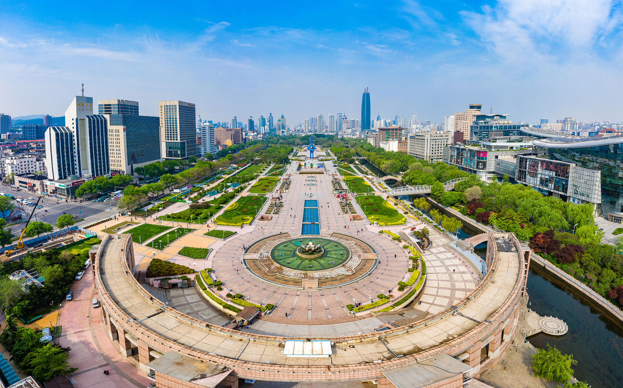 仲夏消暑季#夏天去哪玩:南京市民广场夏季是南京现代氛围的好地方.