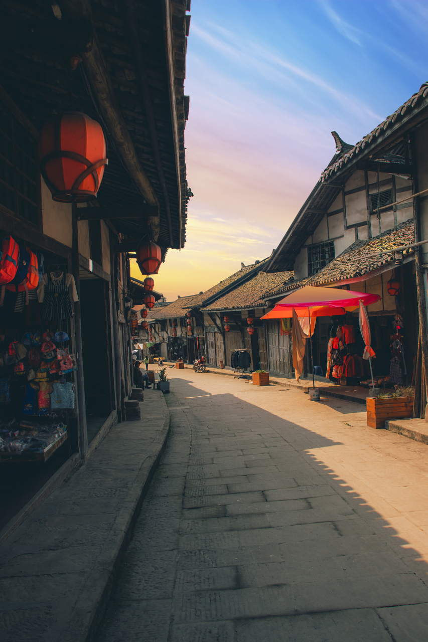 崇州古镇位于四川省成都市崇州市境内,是一座有着悠久历史的古老城镇