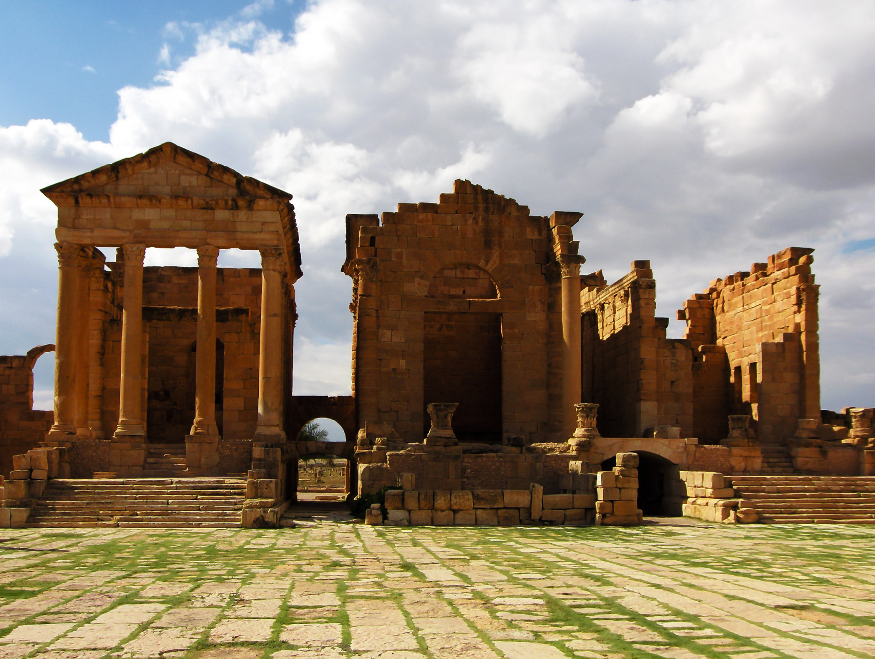 伊拉克有悠久的历史,两河流域(美索不达米亚)是世界古代文明的发祥地