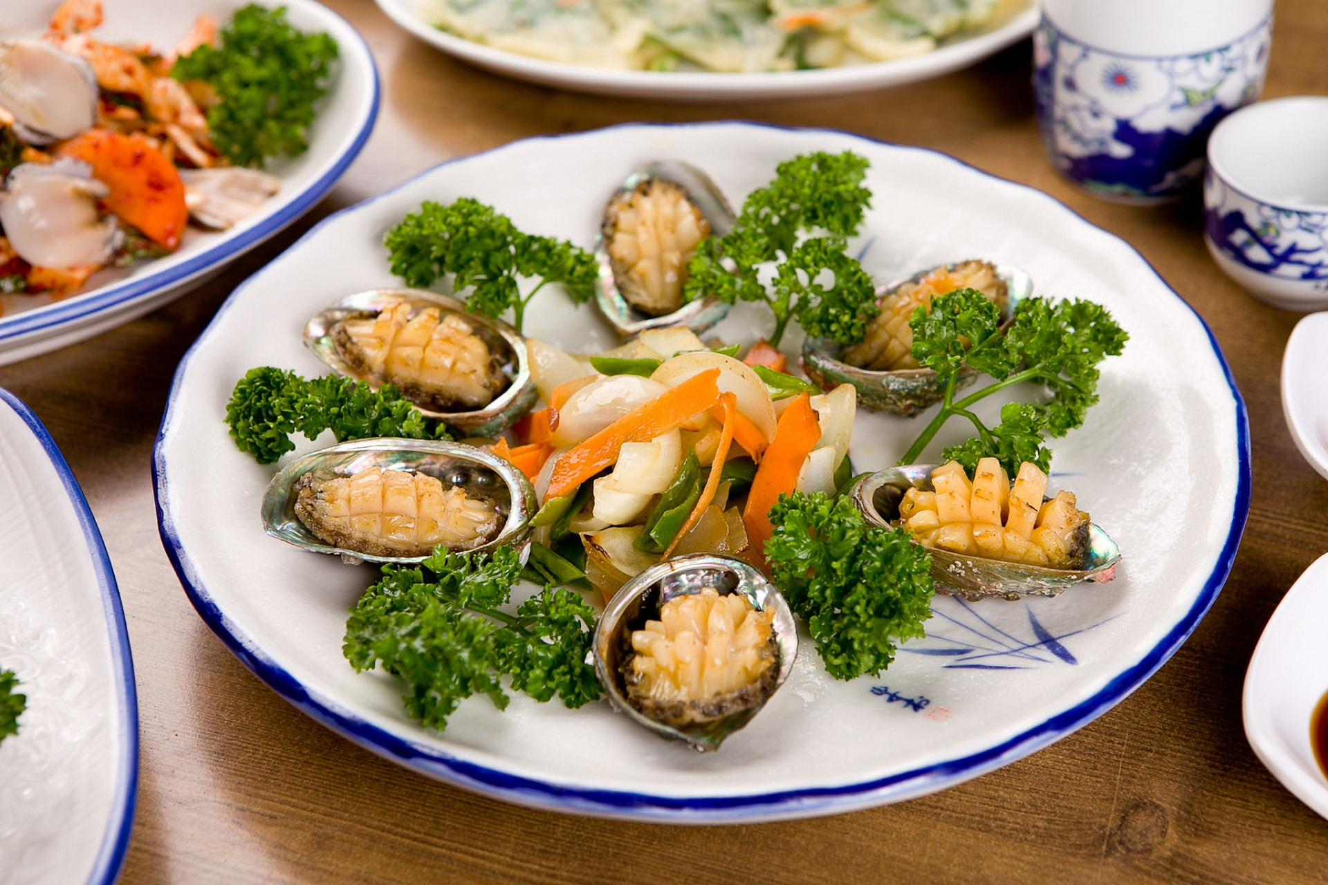 哇哦,今天我们来做一个超级无敌简单的海鲜大菜——清蒸鲍鱼!