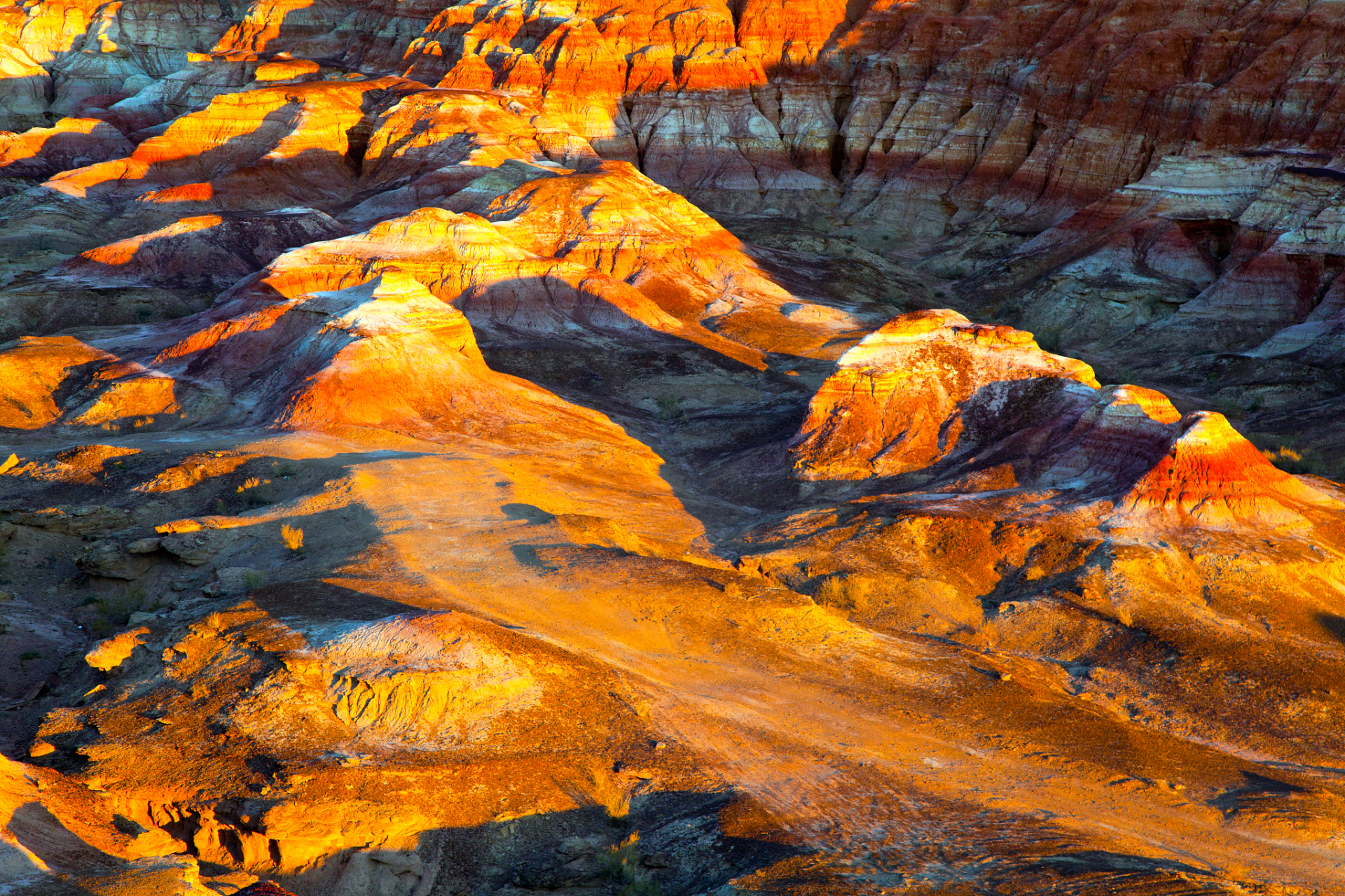 五彩湾是在一片戈壁荒漠中的一个五彩缤纷的世界,以怪异,神秘,壮美而