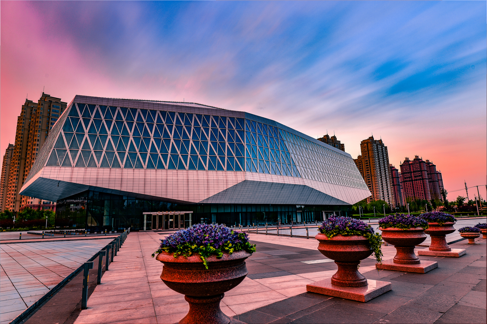 南风大剧院位于沈阳市皇姑区,是一座以幽默诙谐的二人转表演而著称的