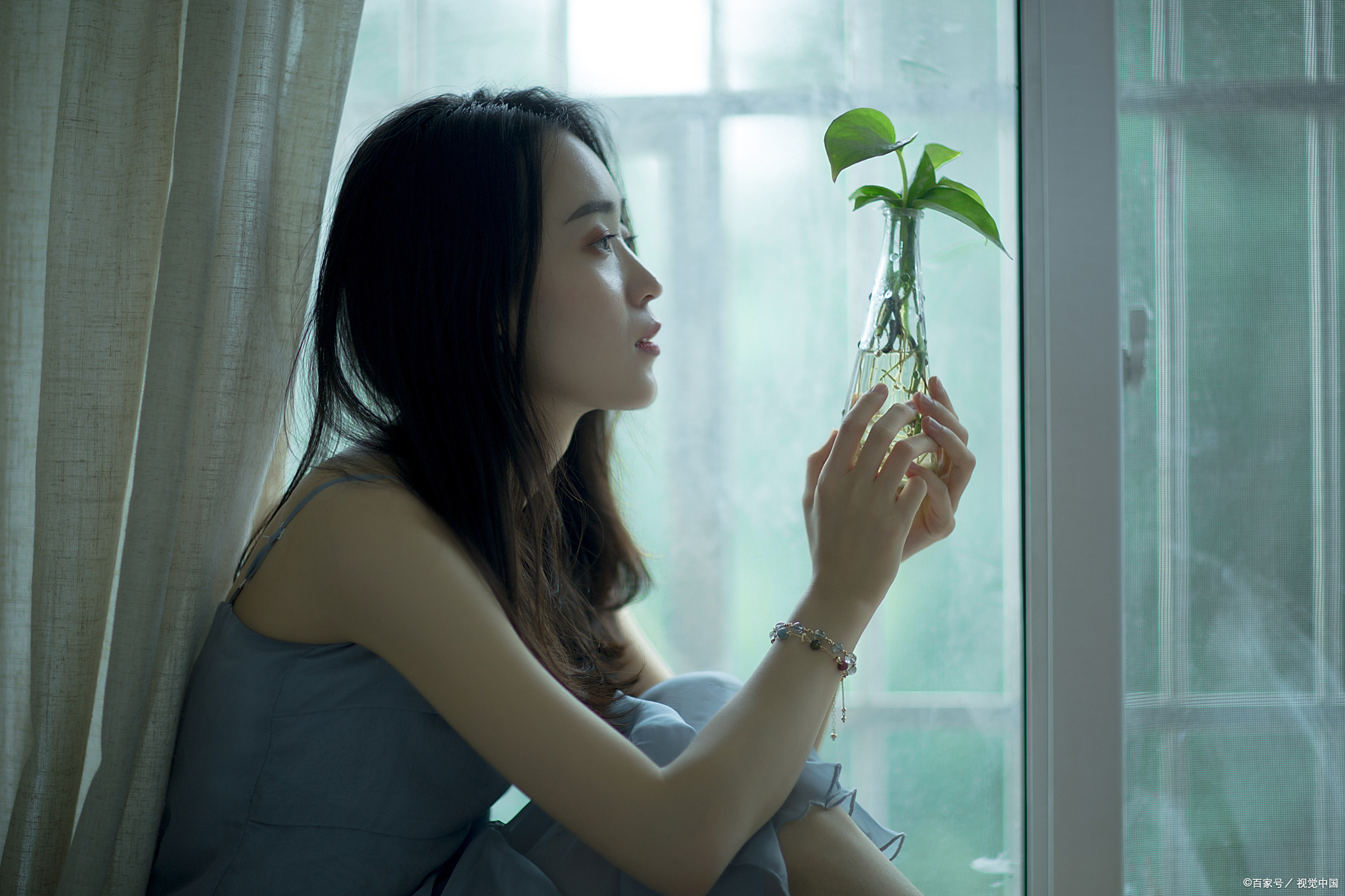 当一个人经历了深刻的情感伤害,特别是女性在面对情伤时,可能会表现