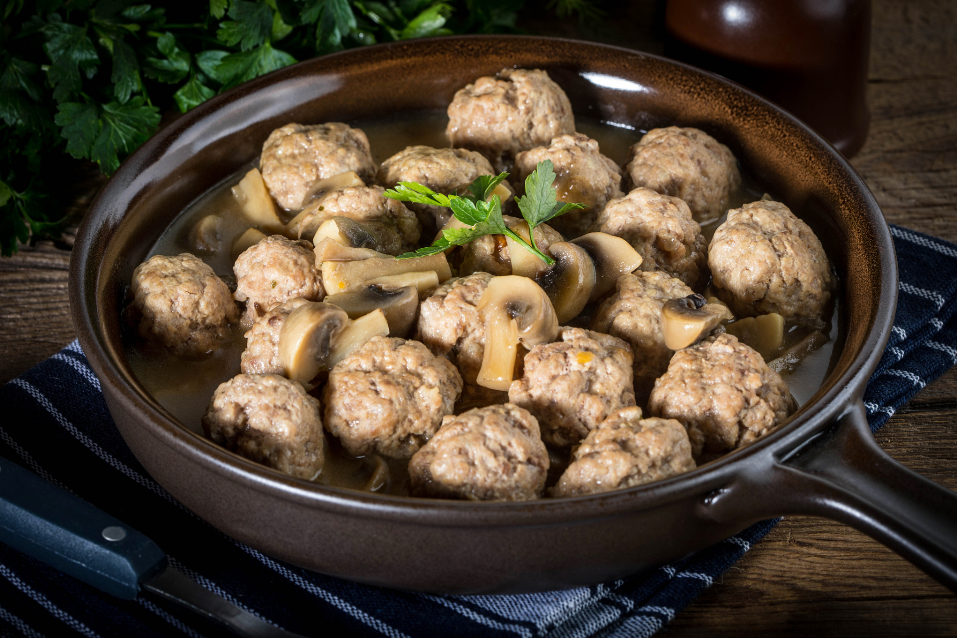 香菇肉丸是一道美味可口的家常菜肴,它以独特的口感和丰富的营养成分