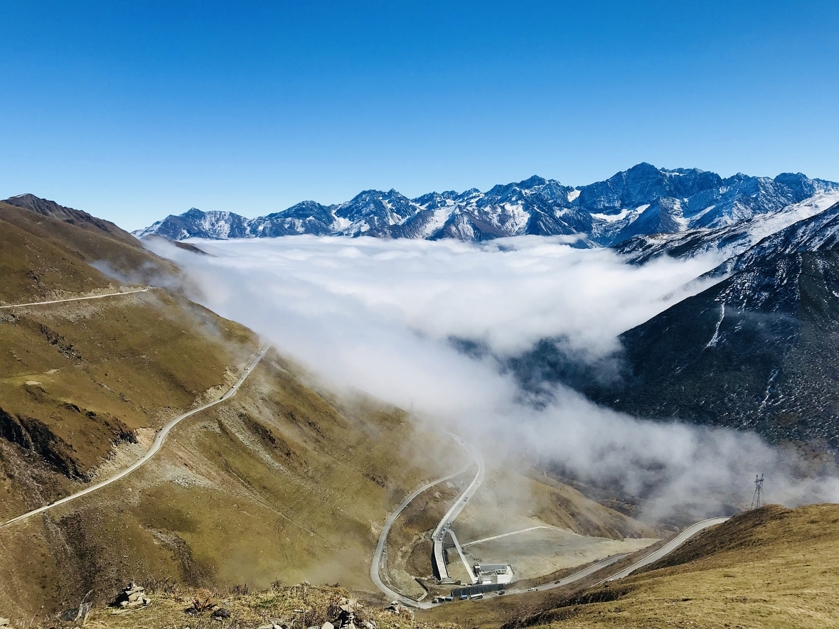 巴朗山,又称斑斓山,是四川省阿坝州小金县和汶川县的交界处,海拔5400