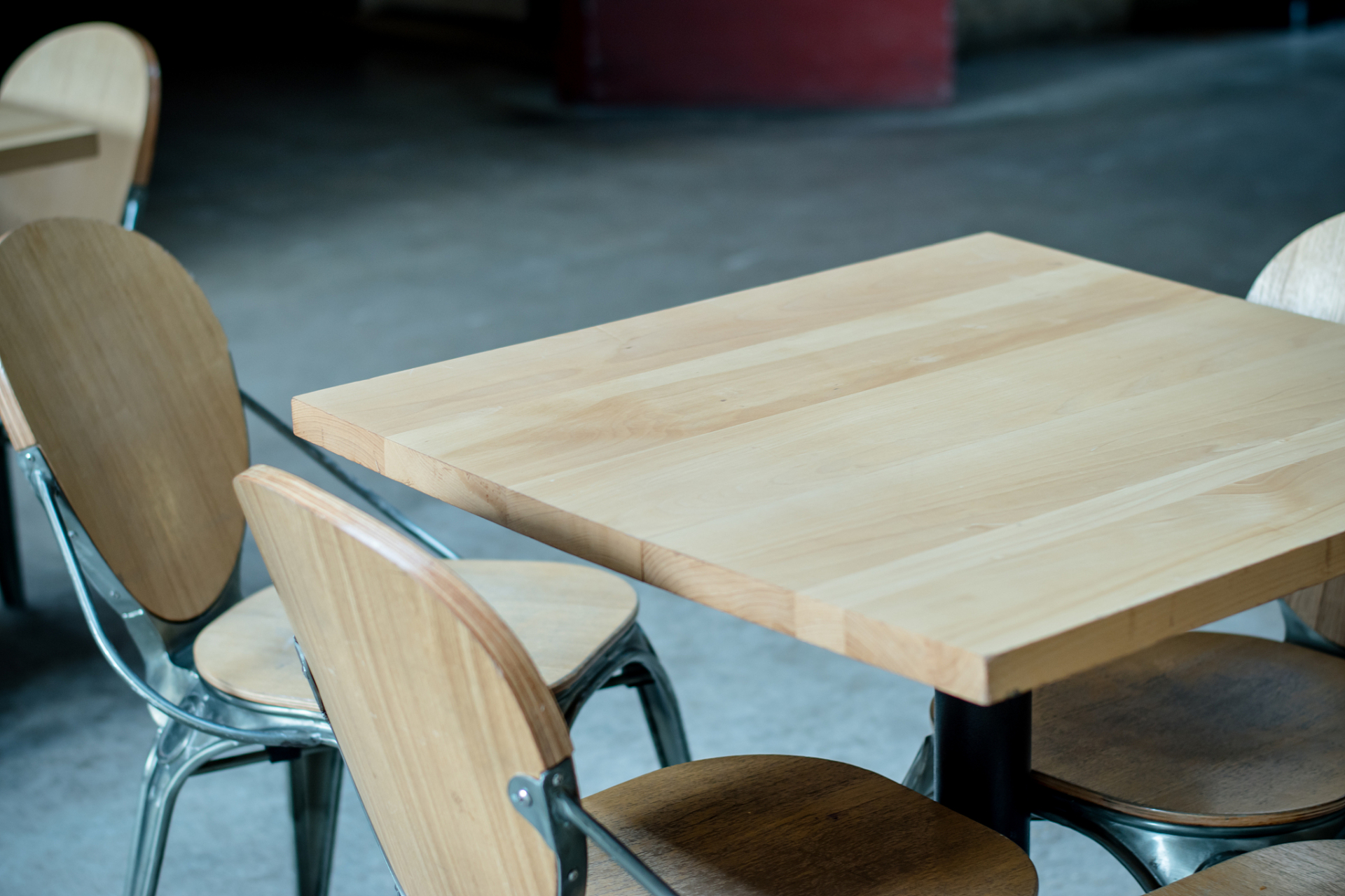 中午去饭店吃饭,发现邻桌一个小伙子吃完饭就直接走