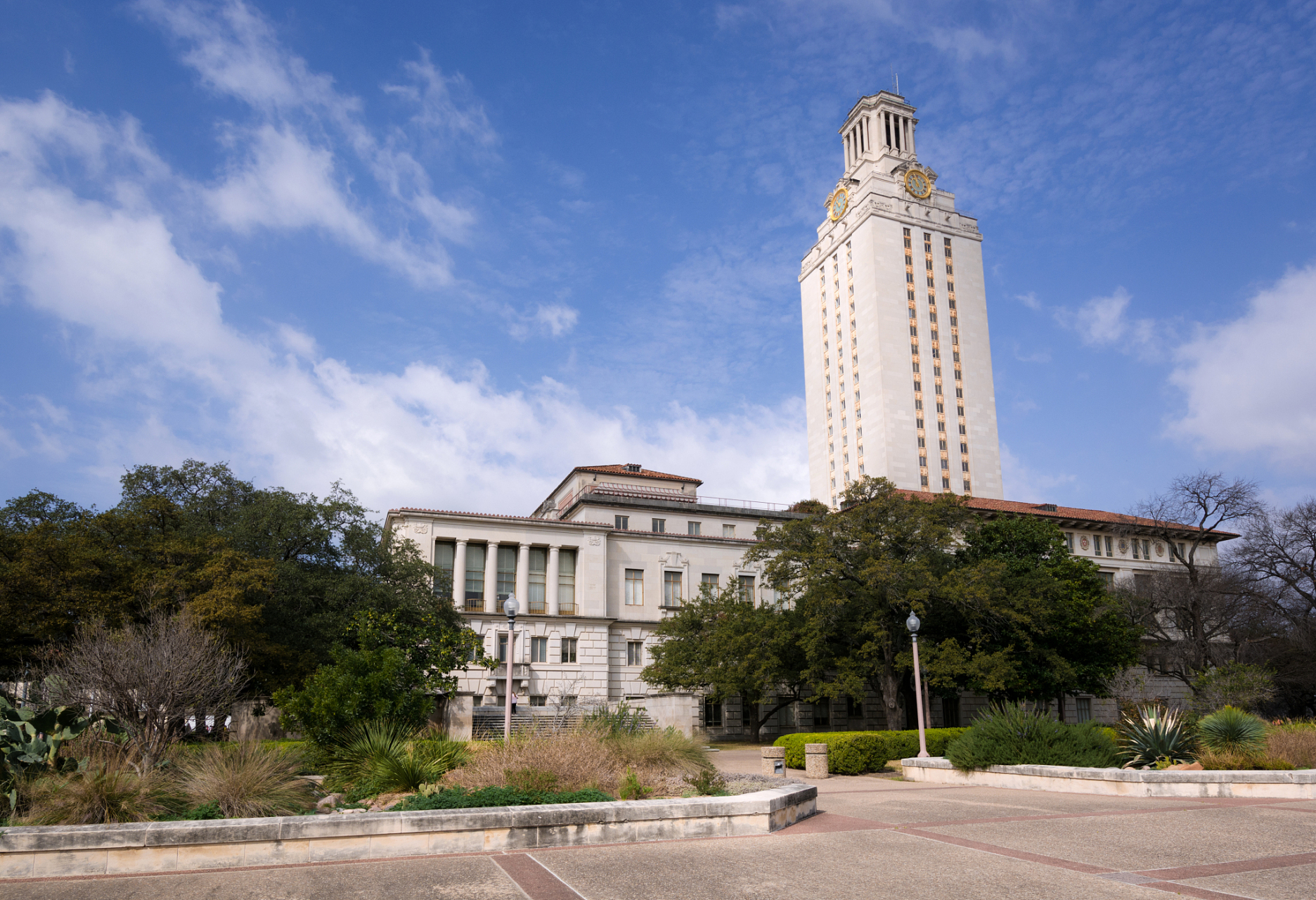 德克萨斯州拥有多所知名大学,如莱斯大学,德州大学奥斯汀分校等