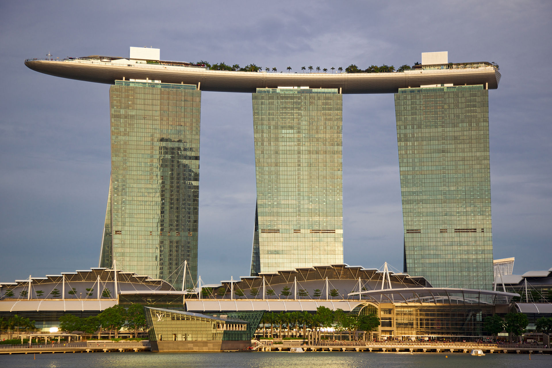 新春年货不打烊# 新加坡滨海湾金沙酒店以其独特的建筑风格和一流的