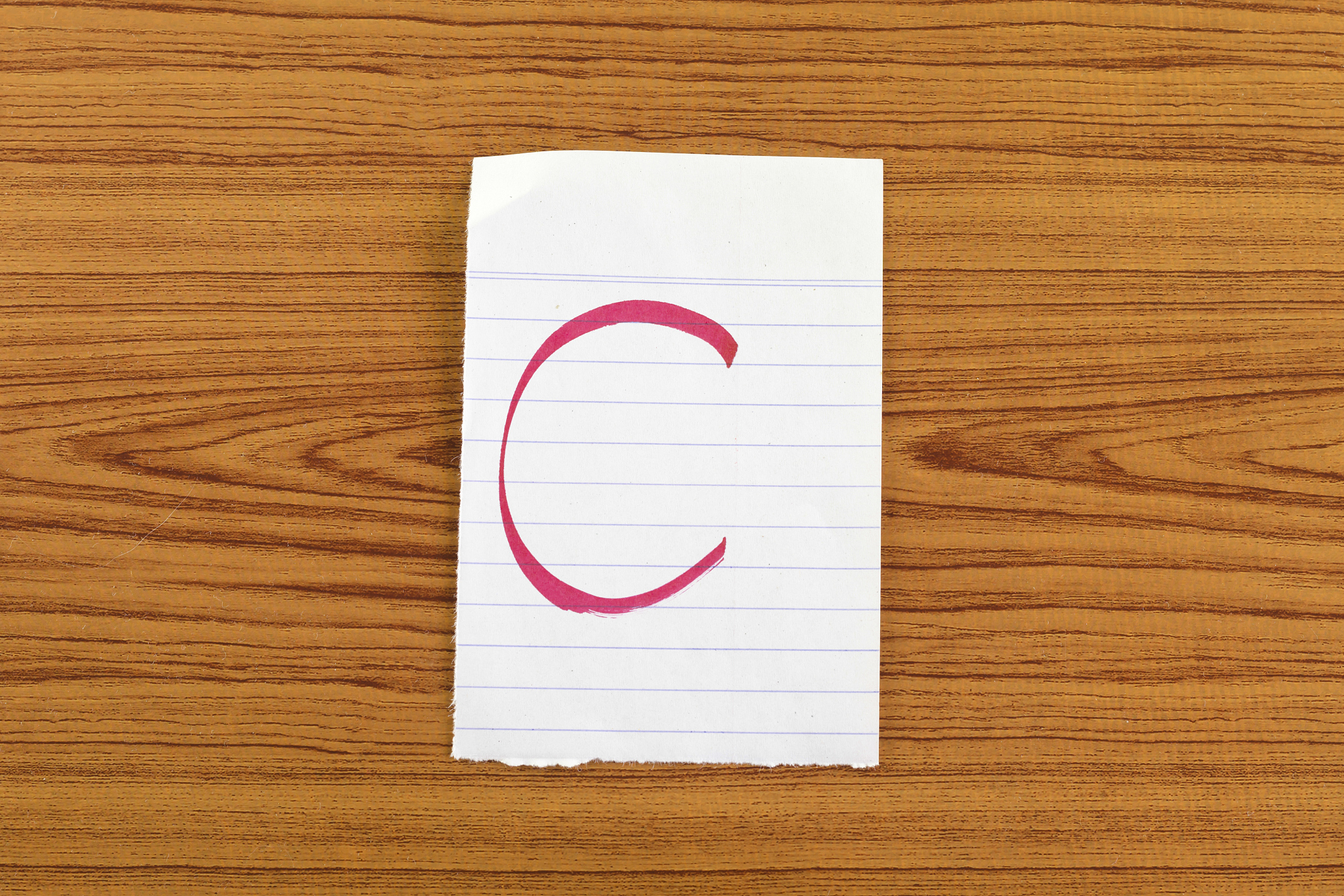 声明数组，声明数组时必须分配内存