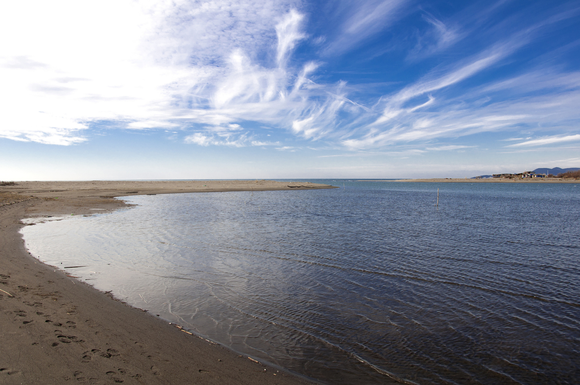 新疆福海乌伦古湖是自然风光与民俗文化交融的旅游胜地.