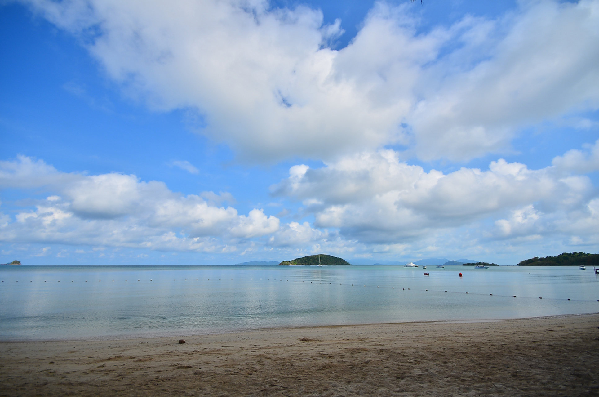深圳大梅沙是一个位于深圳市盐田区的海滨旅游胜地,它以宽阔的沙滩