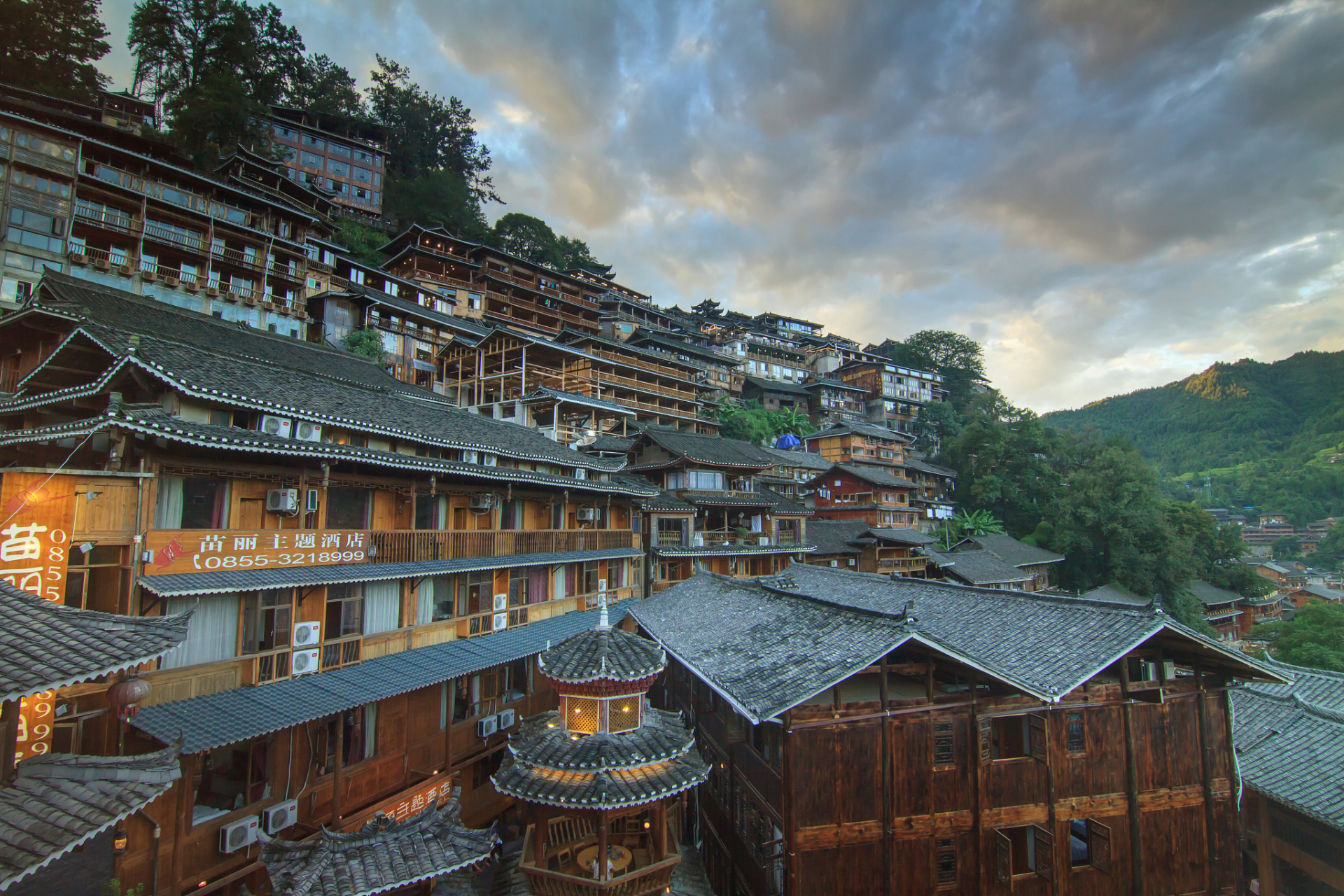 湖南怀化是一个拥有丰富旅游资源的城市,包括古城,森林公园,侗寨,苗寨