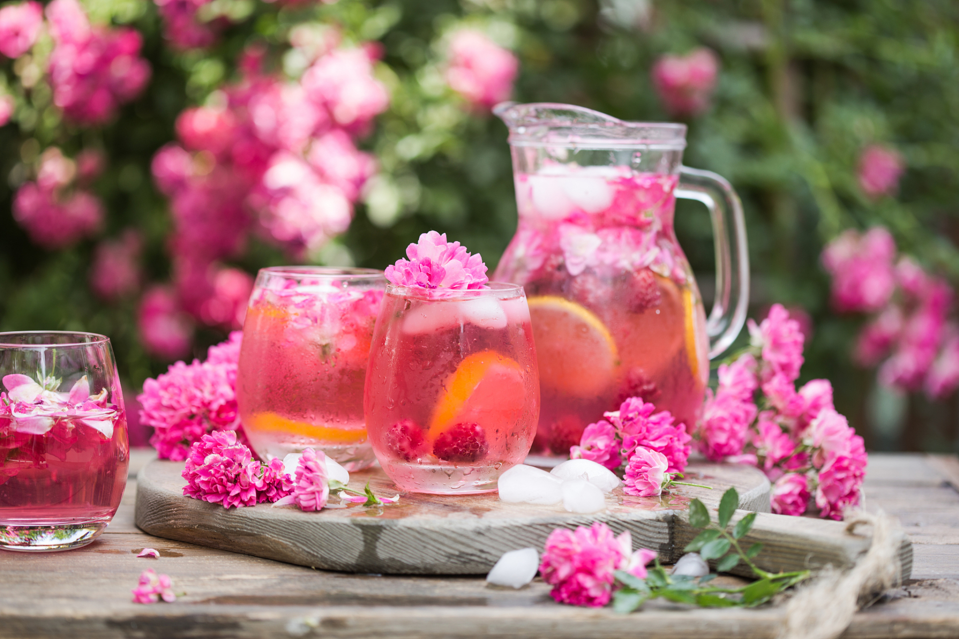 玫瑰柠檬茶是一种以玫瑰花和柠檬为主料,搭配一定量黄冰糖和蜂蜜的