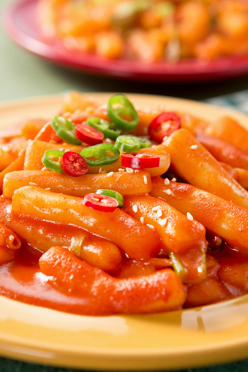 韩式辣炒年糕:口感劲道,辣香诱人  冬日的寒风刺骨,想要做一道暖身又