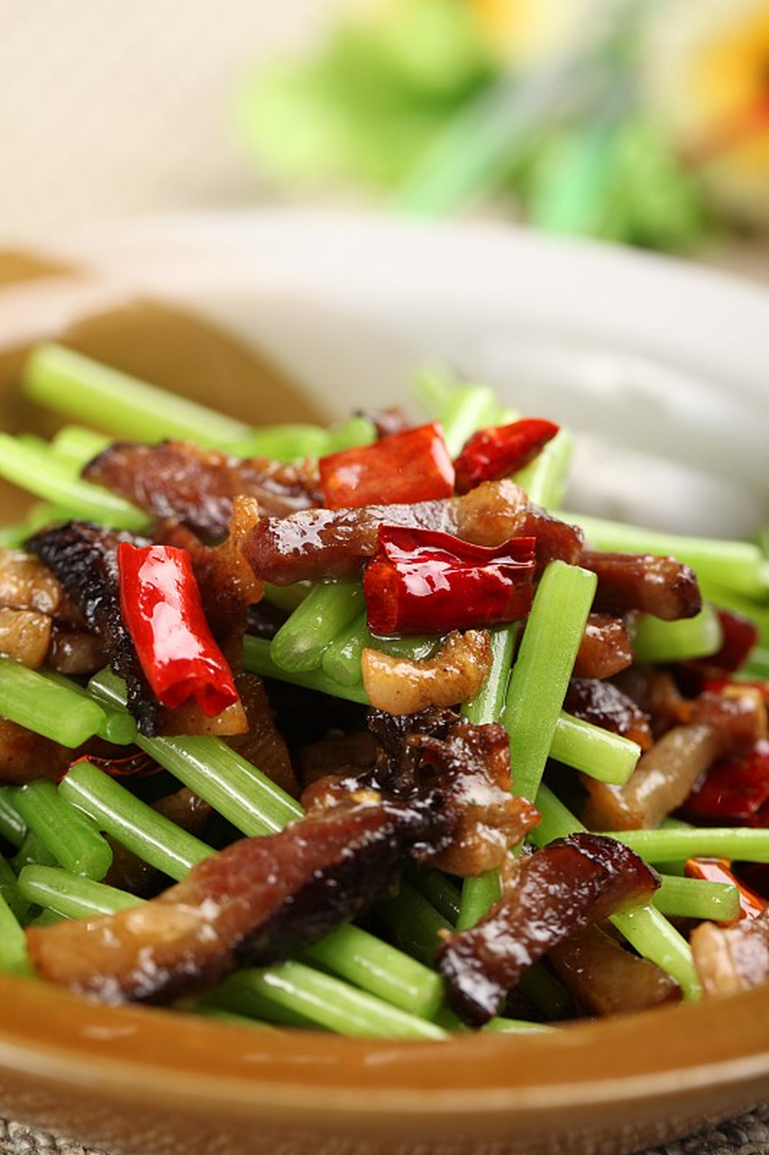 藜蒿炒香肠,是江西人饭桌上的宝,是一种生长在鄱阳湖畔的野生蔬菜,其