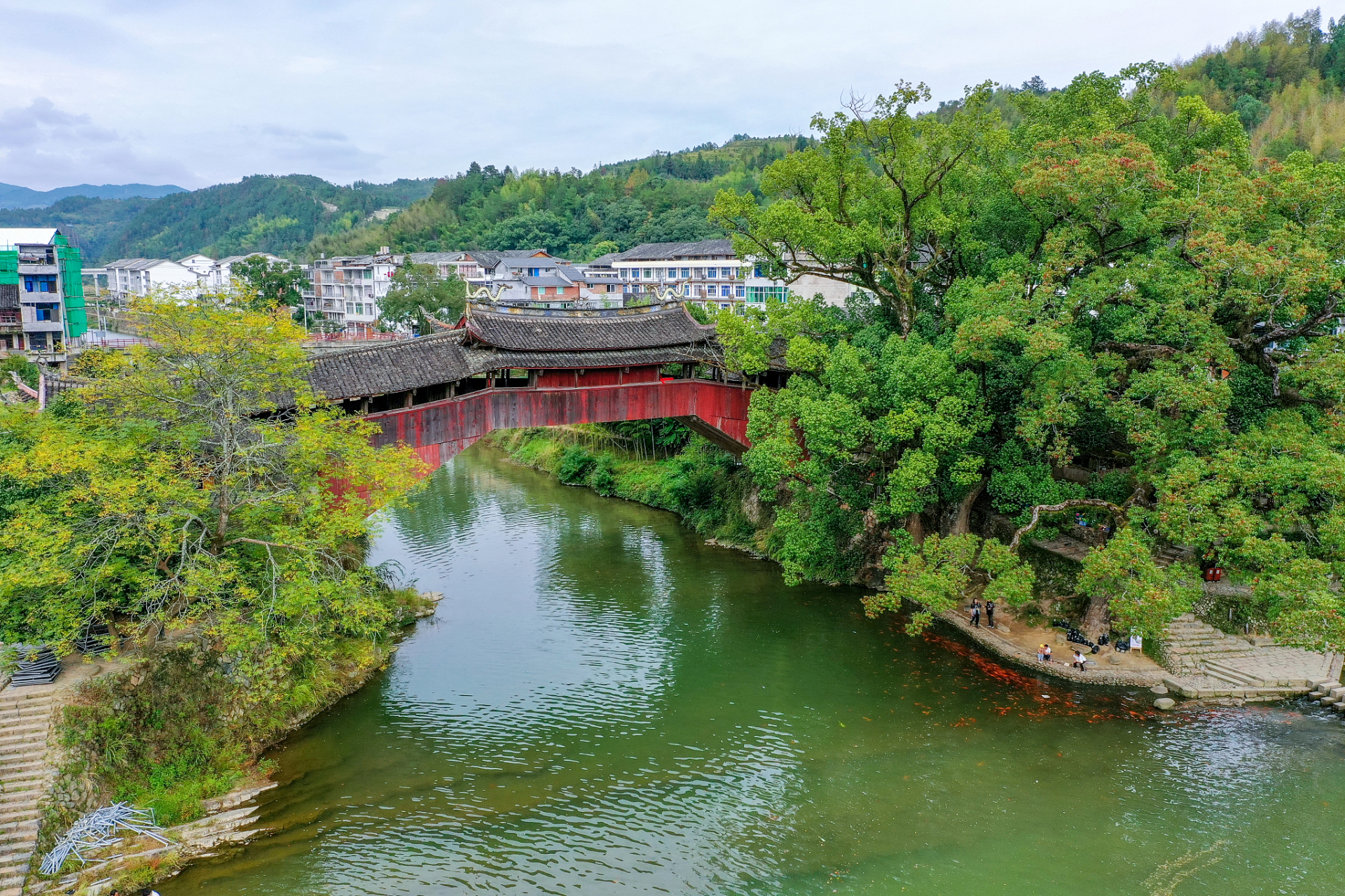 这里有许多风景名胜,如寻乌青龙岩,寻乌文昌阁等,让游客可以领略到