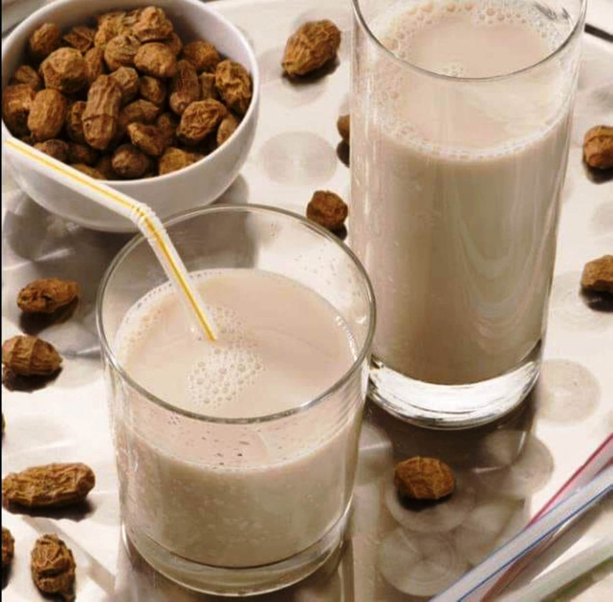 先将大米清洗干净并浸泡约1个小时之后捞出,沥干尽水份;取80g生核桃仁