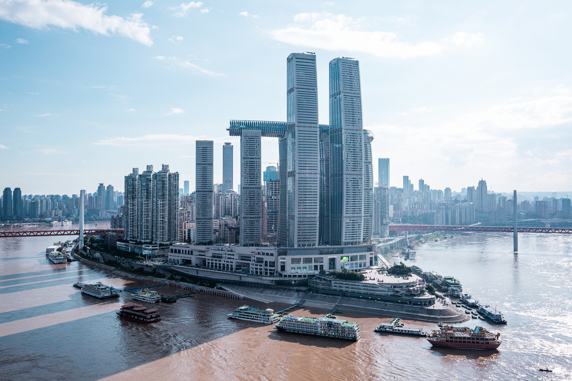 重庆的朝天门,在国内的城市地标建筑中,都比较有名.