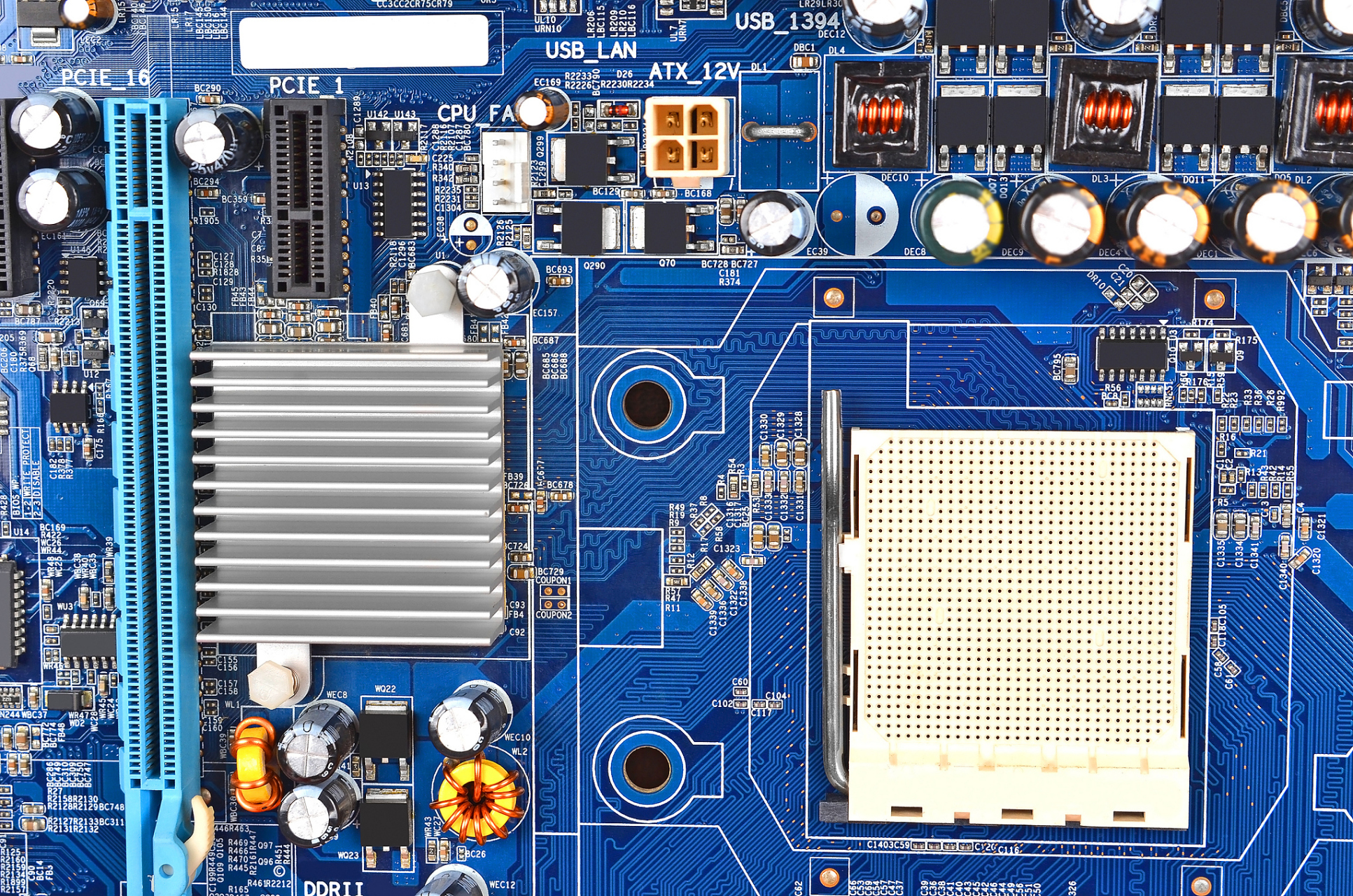 南桥(southbridge)是主板芯片组中非常重要的组成部分,它主要是用来