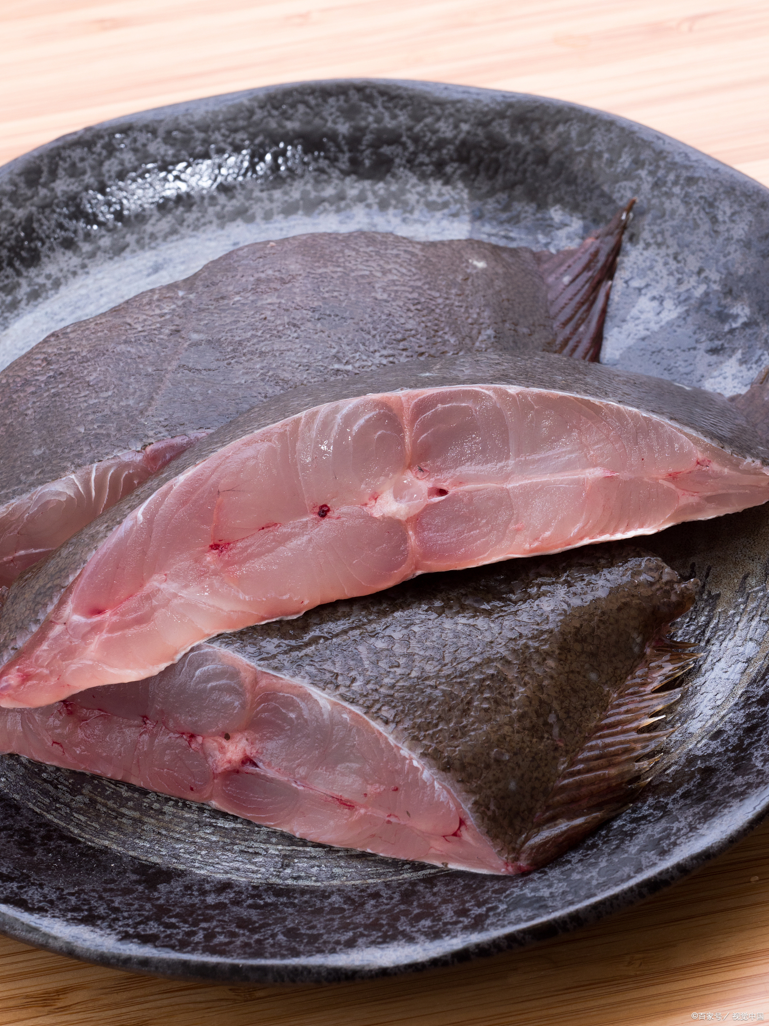 以前在渔民那里买的鲨鱼肉,那个骚味,说不清什么怪味,比尿难吃一百倍