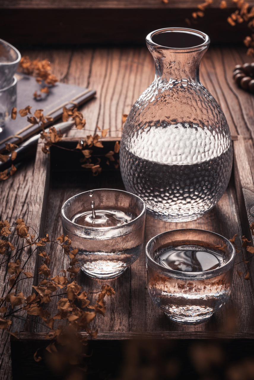 白酒在咱们的日常生活中的存在感越来高,不管是聚会请客还是说送礼,都