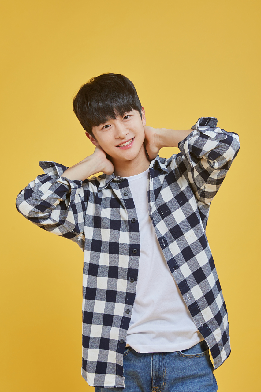 9月19日,前时代峰峻练习生刘志宏在社交媒体上晒出了结婚照,正式宣布