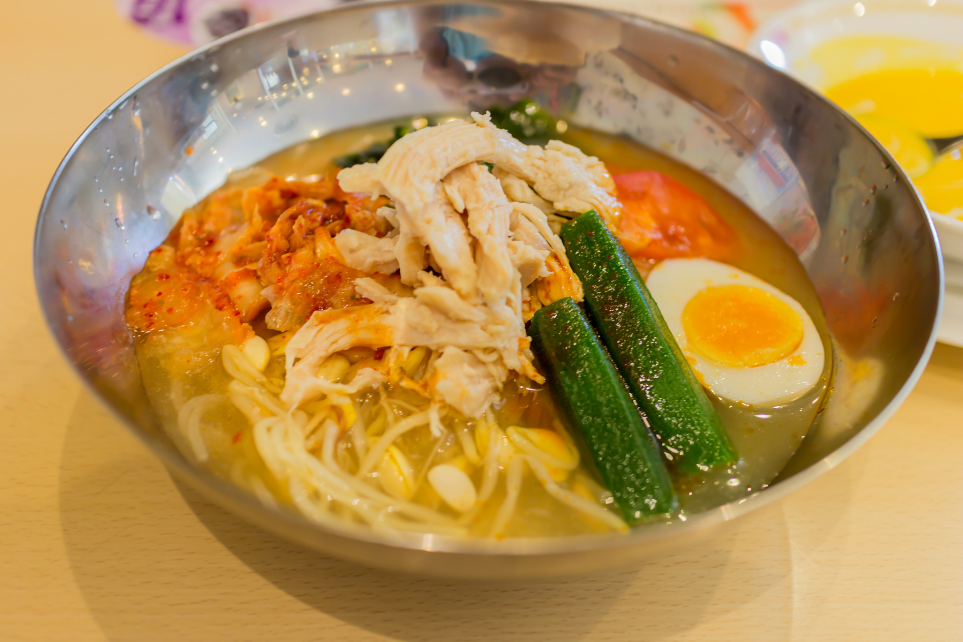 朝鲜冷面是朝鲜族的传统美食,由细薄的面条,水果,鸡蛋,辣白菜等配菜和