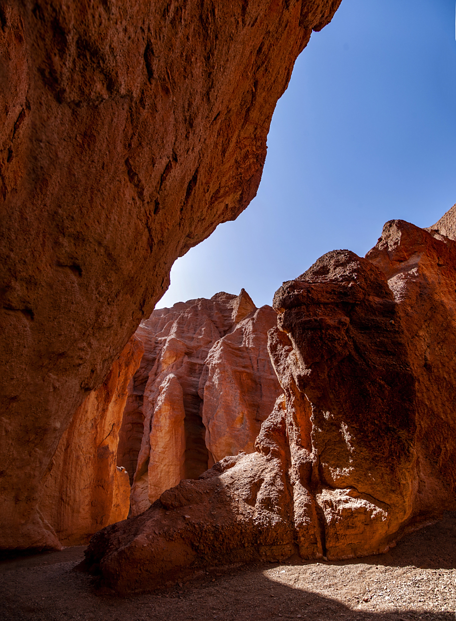 天山大峡谷景区位于乌鲁木齐县境内,距市区48公里.