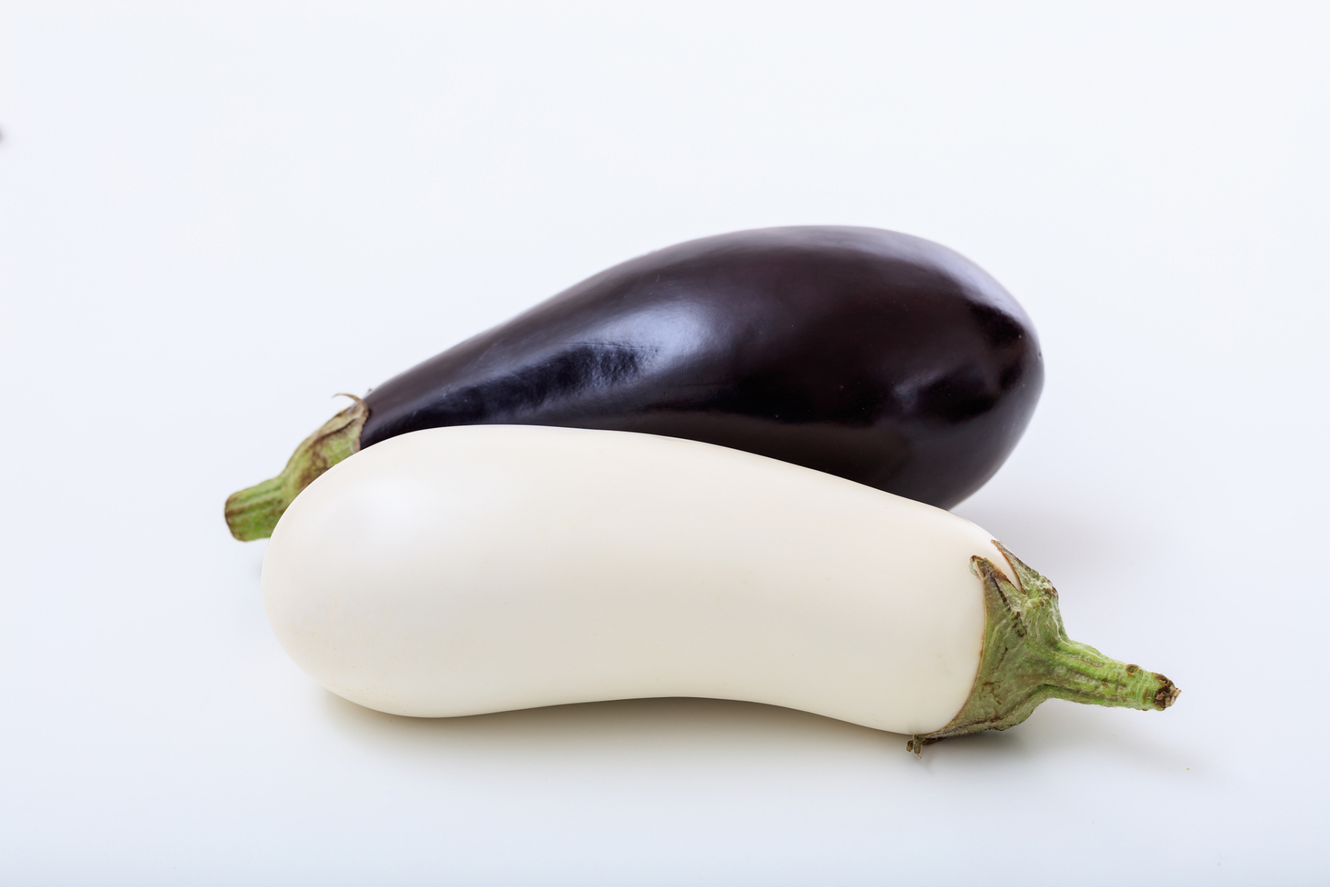 白皮茄子和紫皮茄子是两种常见的茄子品种,它们在外观,口感和营养成分