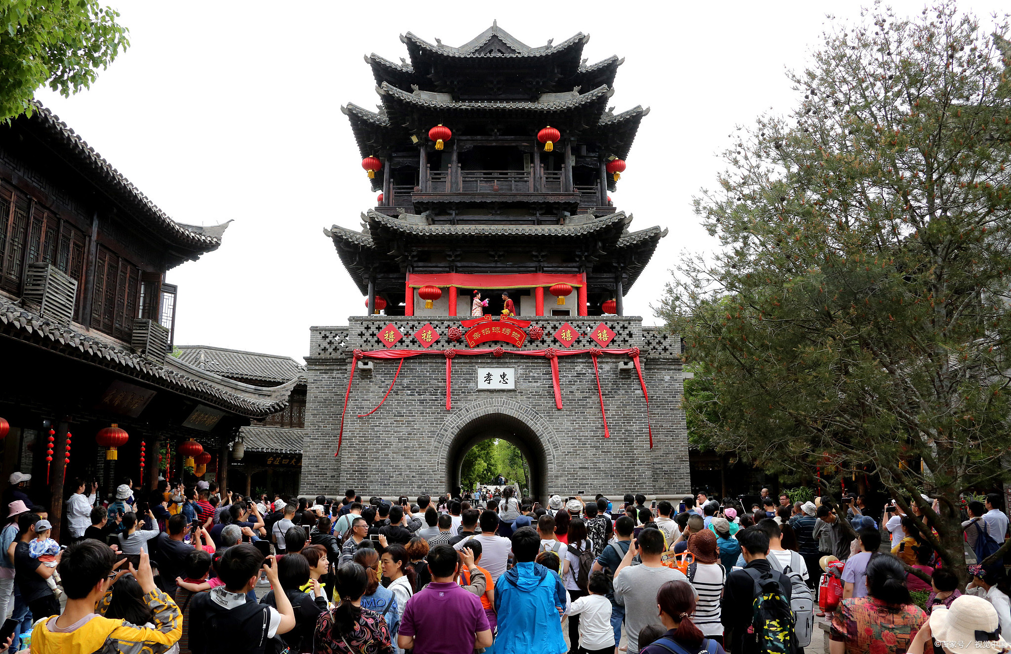 各位朋友们你们好,这里是可多多,台儿庄古城,这座被誉为"中华民族扬威