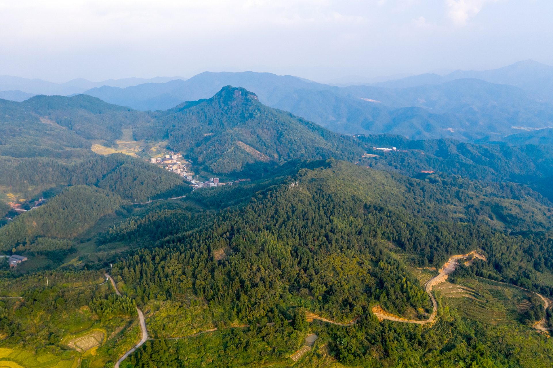 官山位於風光秀美的贛西北九嶺山脈西段.